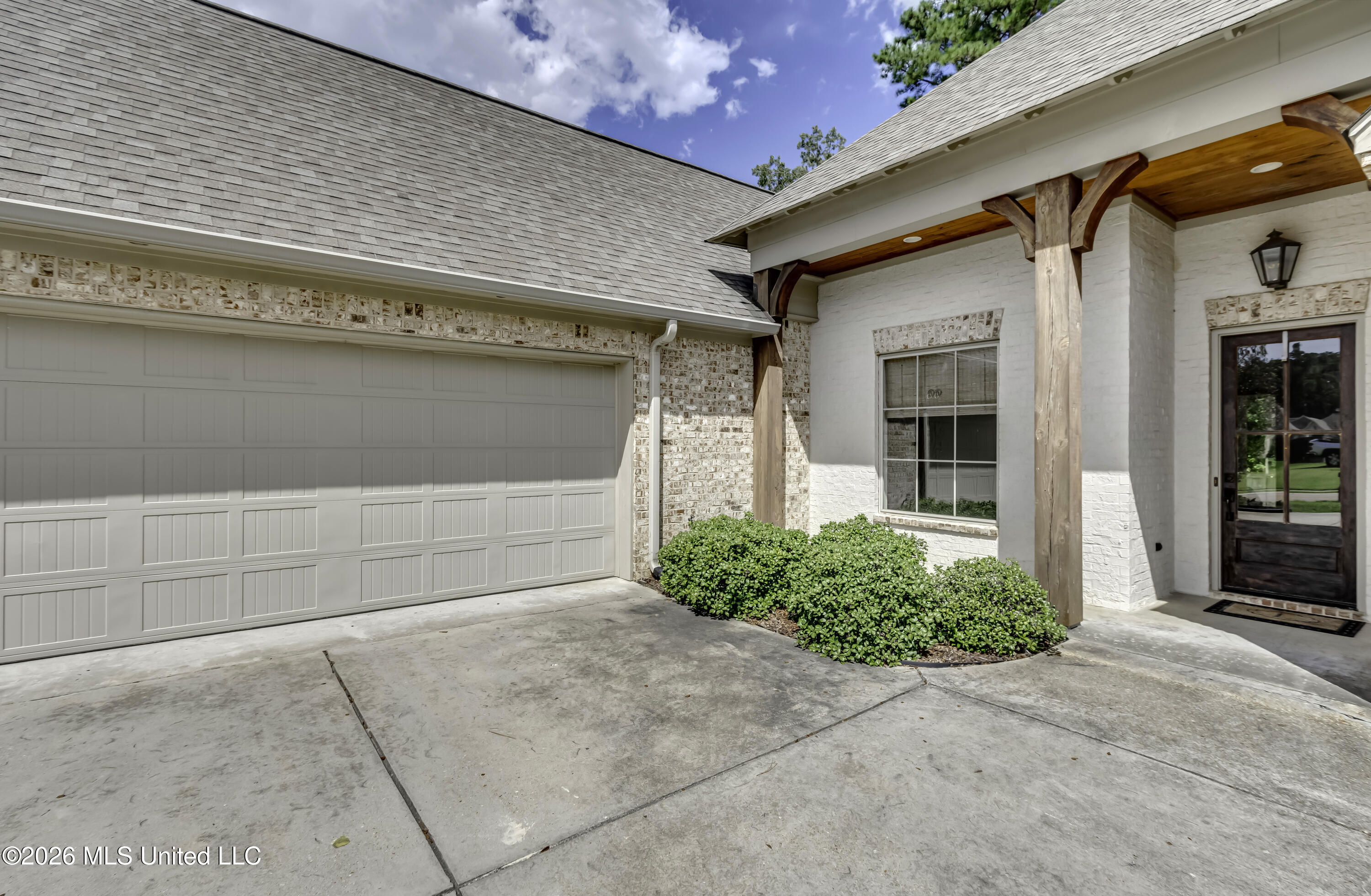 189 Stone Creek Drive Property Photo 3