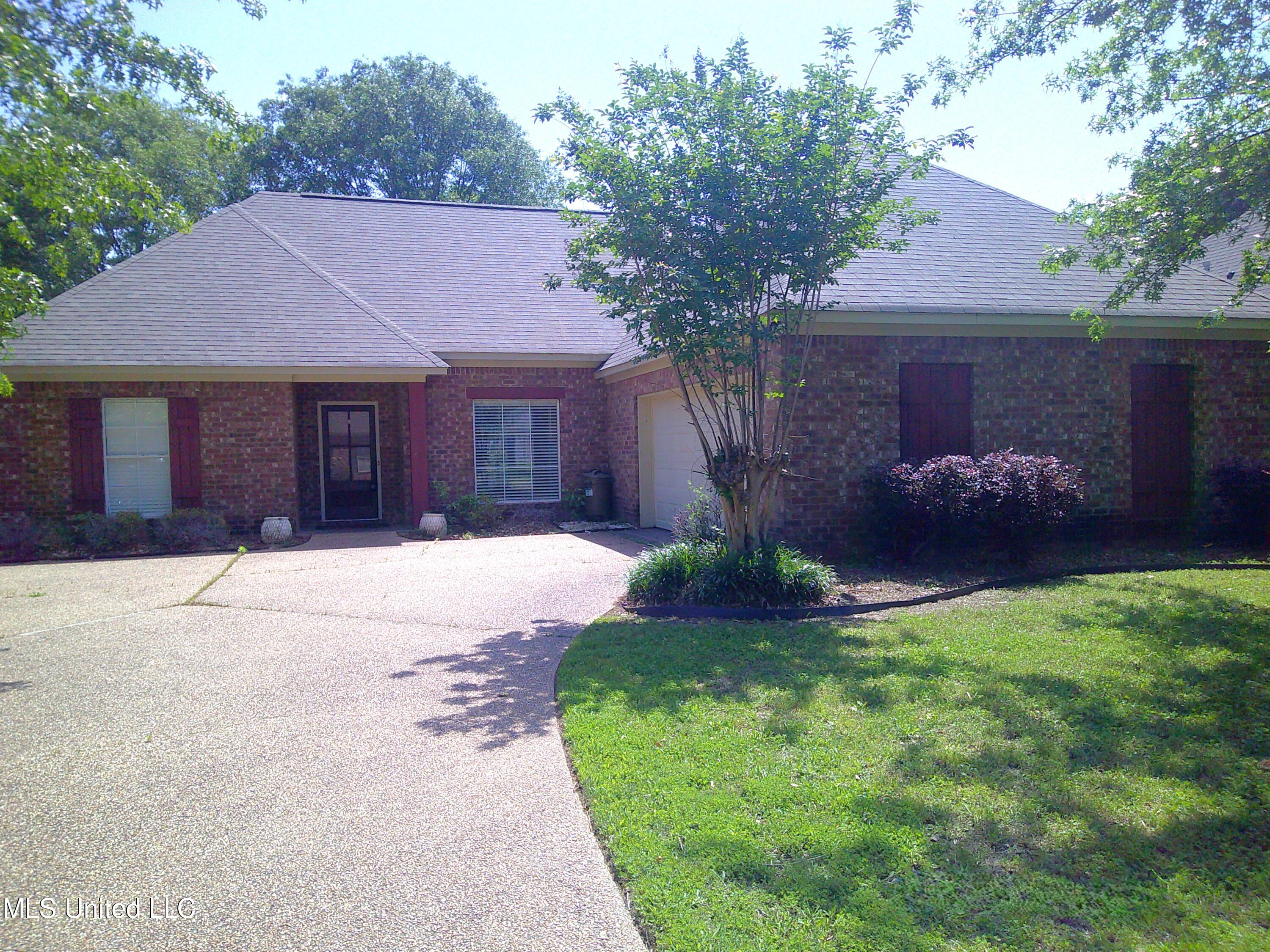 141 Creekside Drive Property Photo 1