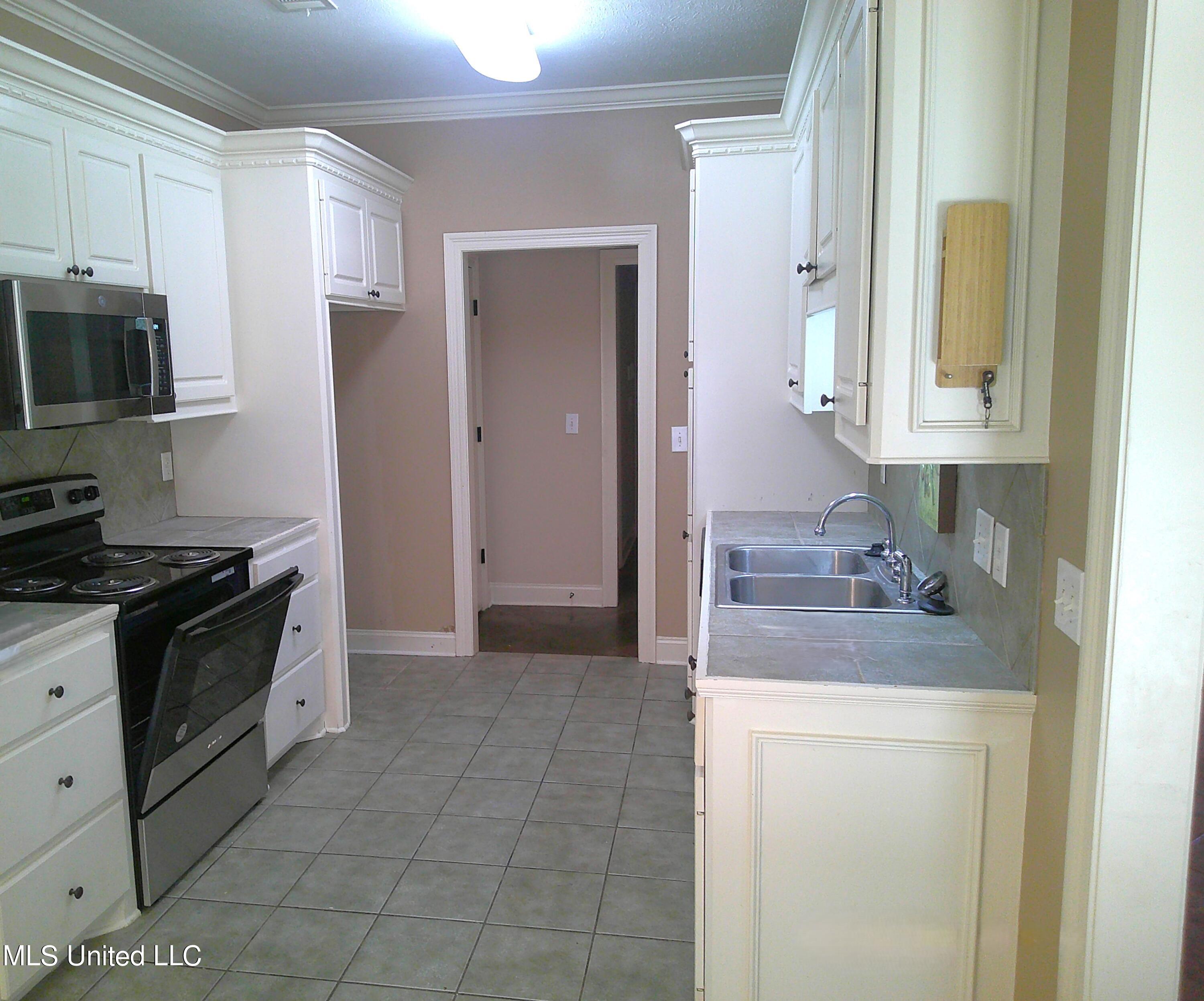 141 Creekside Drive Property Photo 4