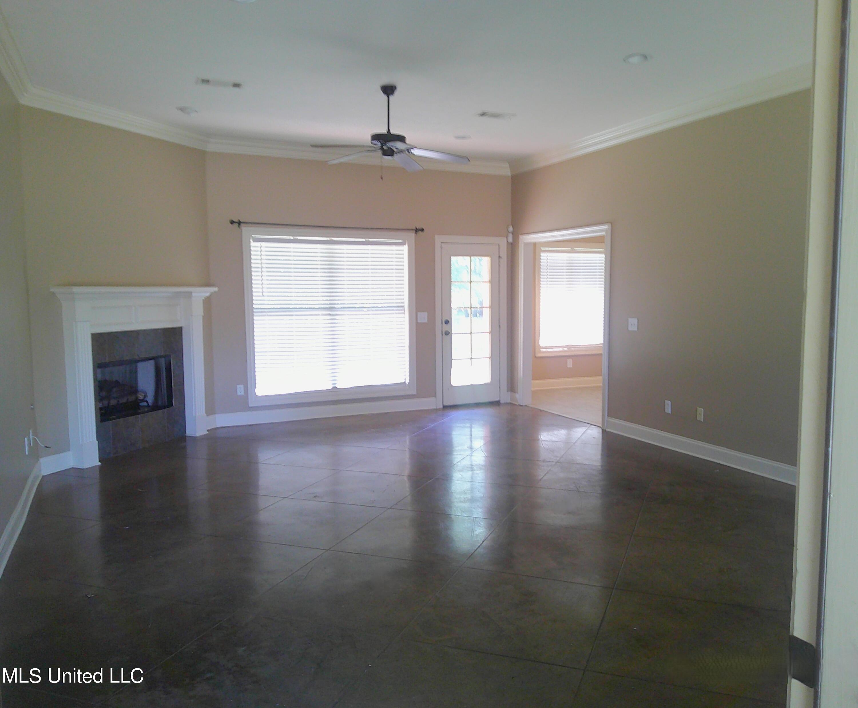 141 Creekside Drive Property Photo 5