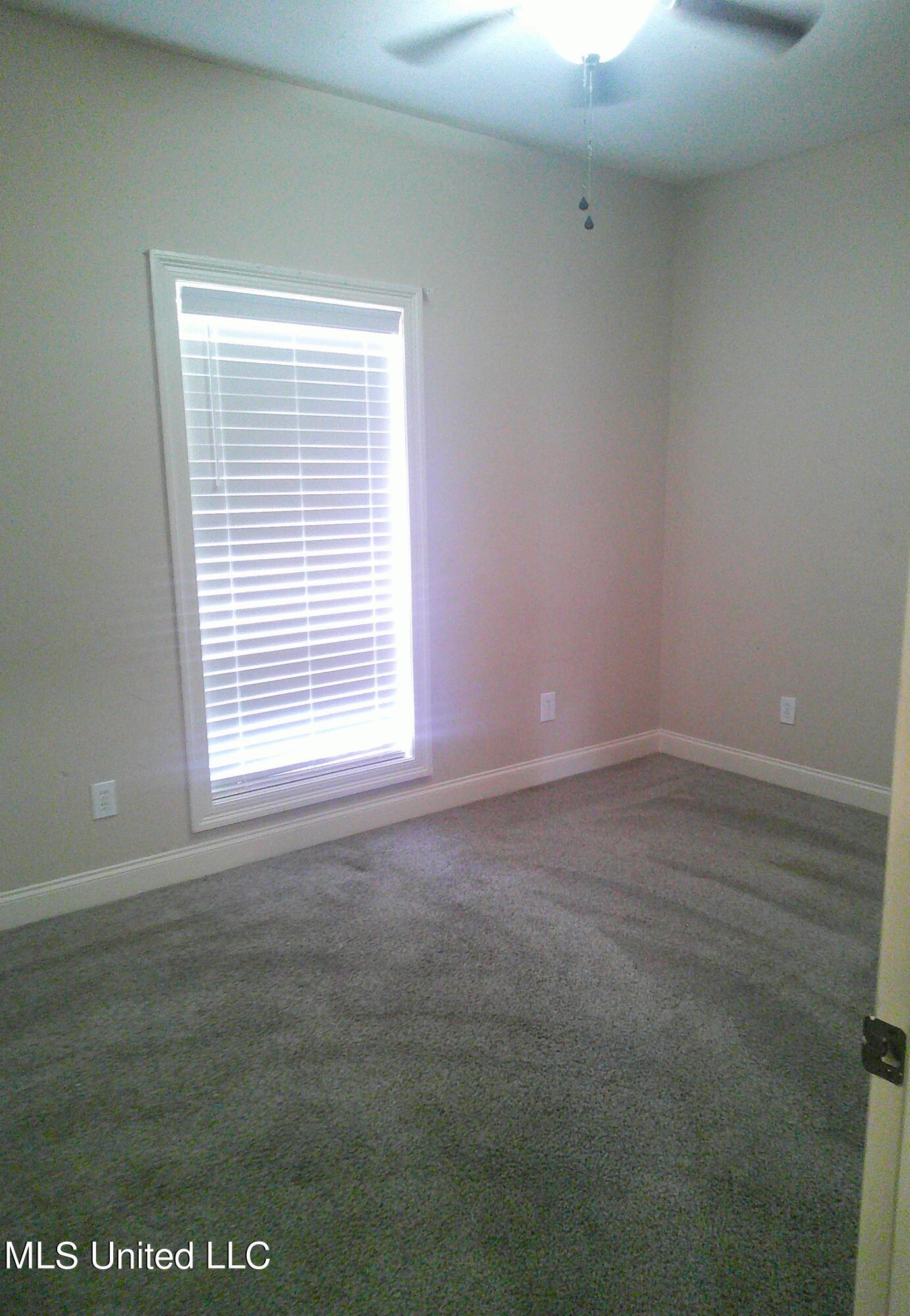 141 Creekside Drive Property Photo 6