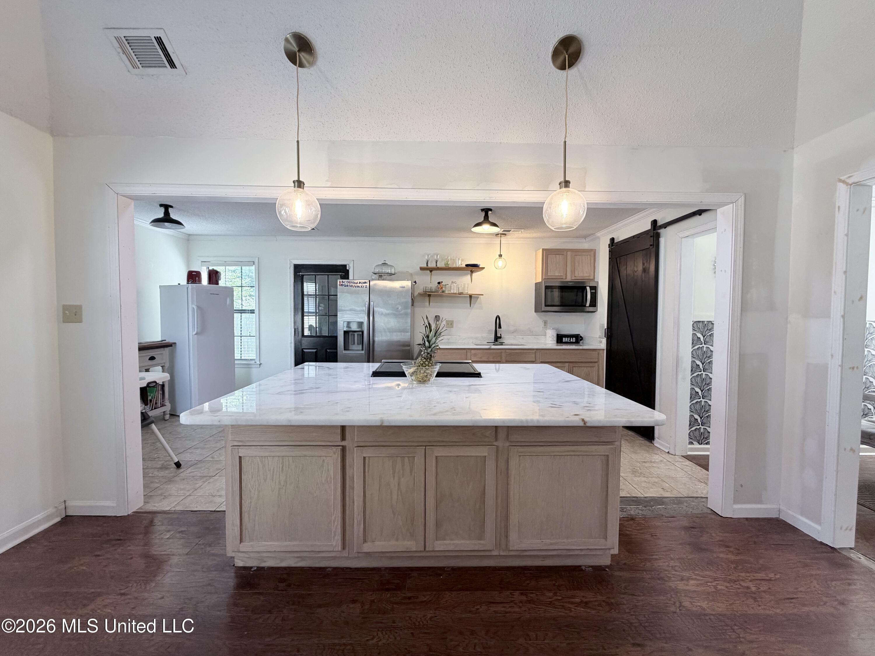 662 Eaglewood Drive Property Photo 6