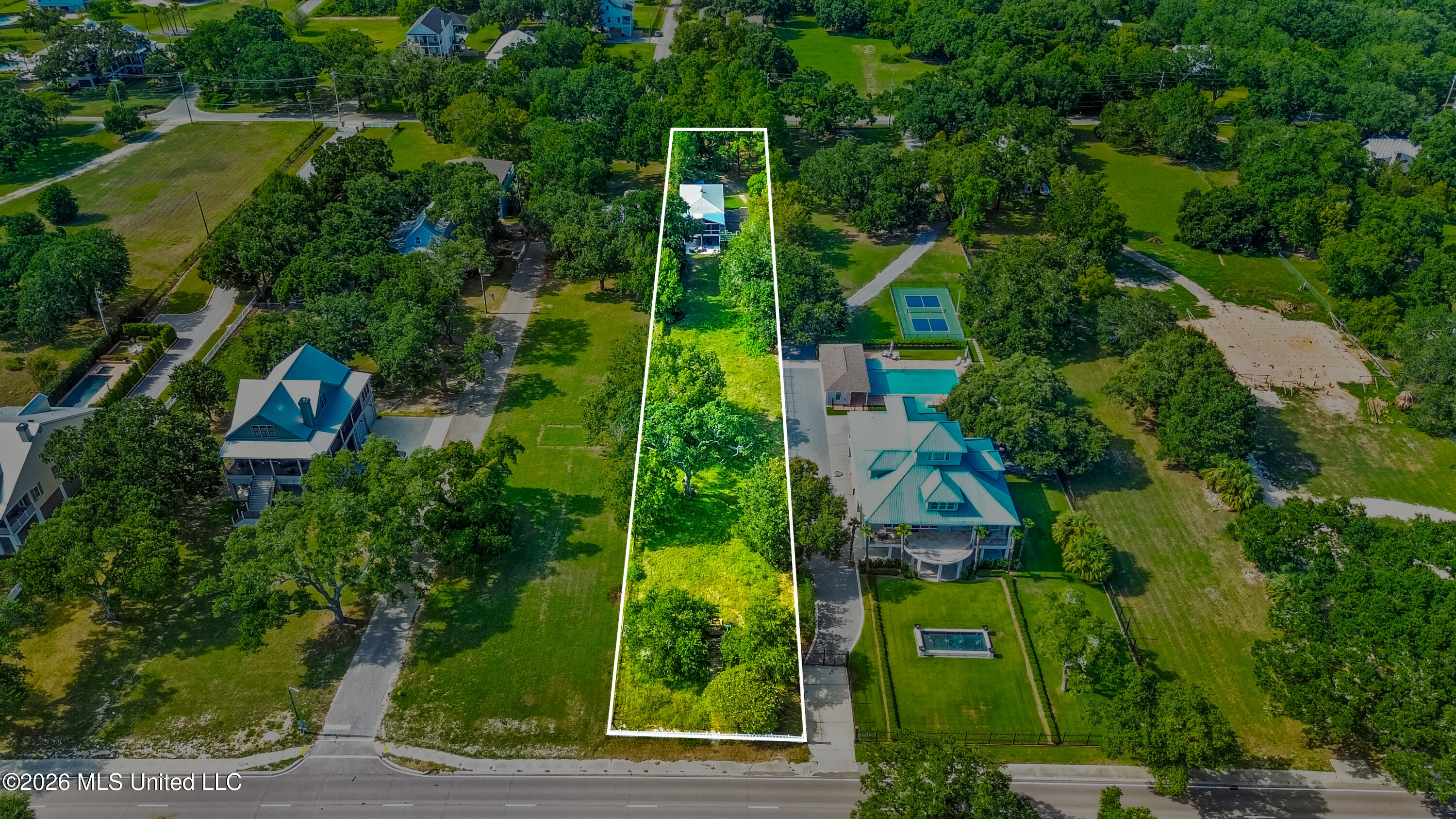 626 W Beach Boulevard Property Photo 2