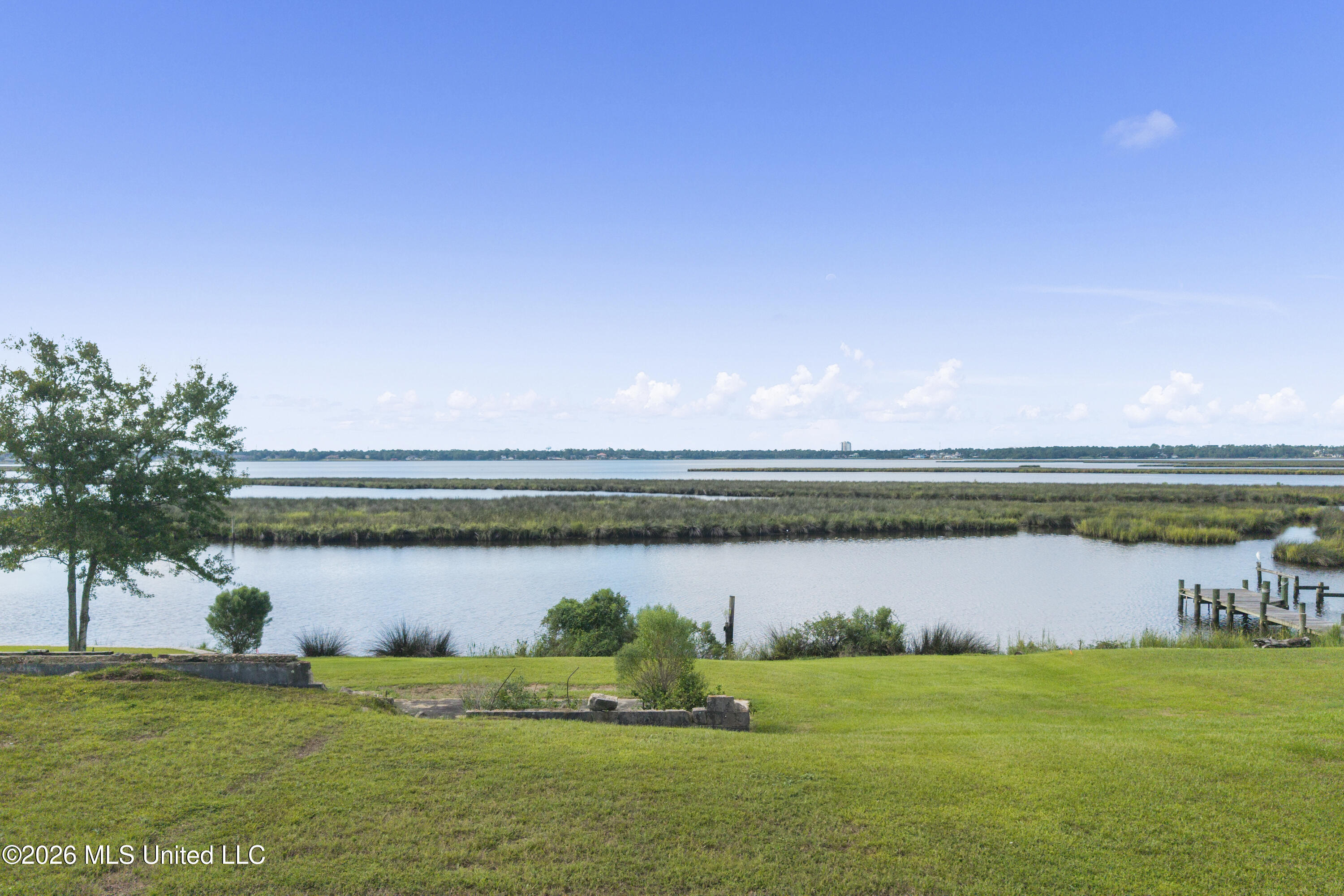 2523 S Shore Drive Property Photo 1