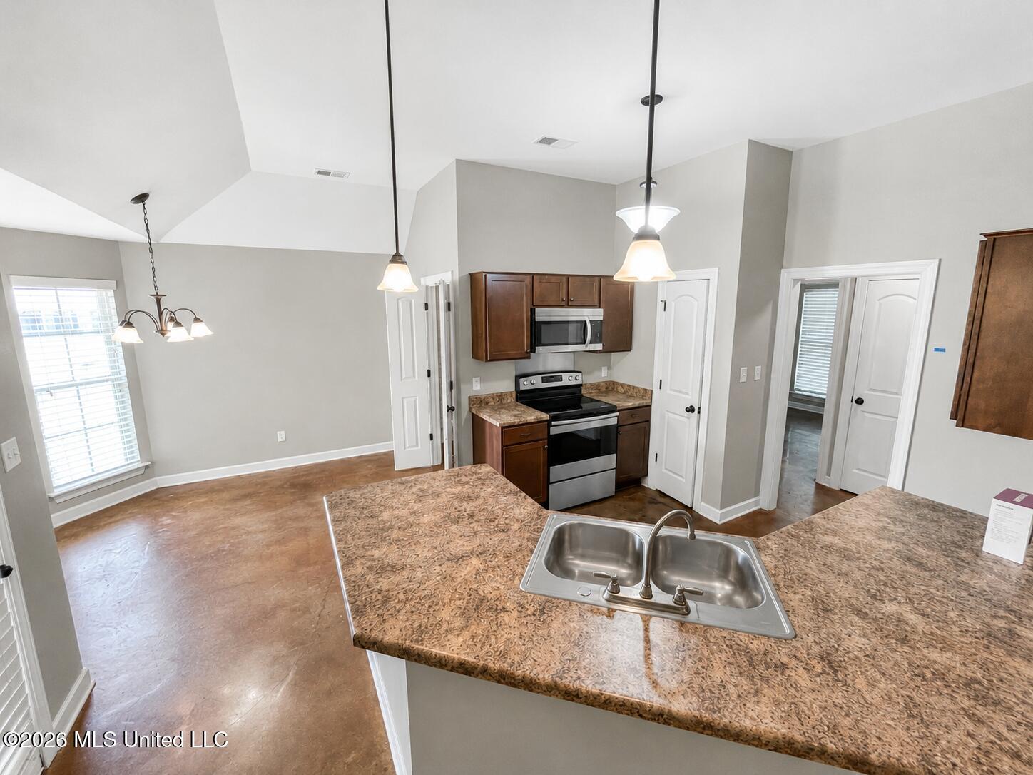 3944 Long Fence Drive Property Photo 3