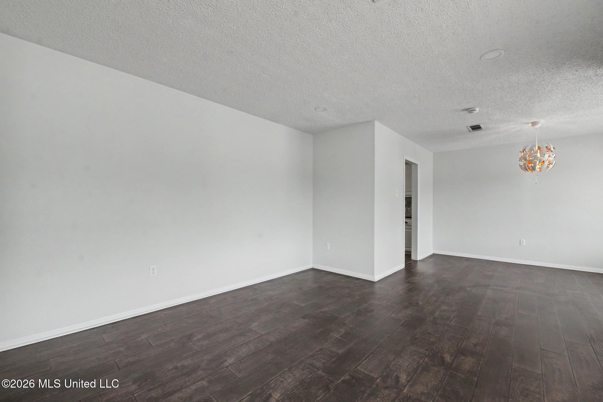 15290 N Parkwood Drive Property Photo 5