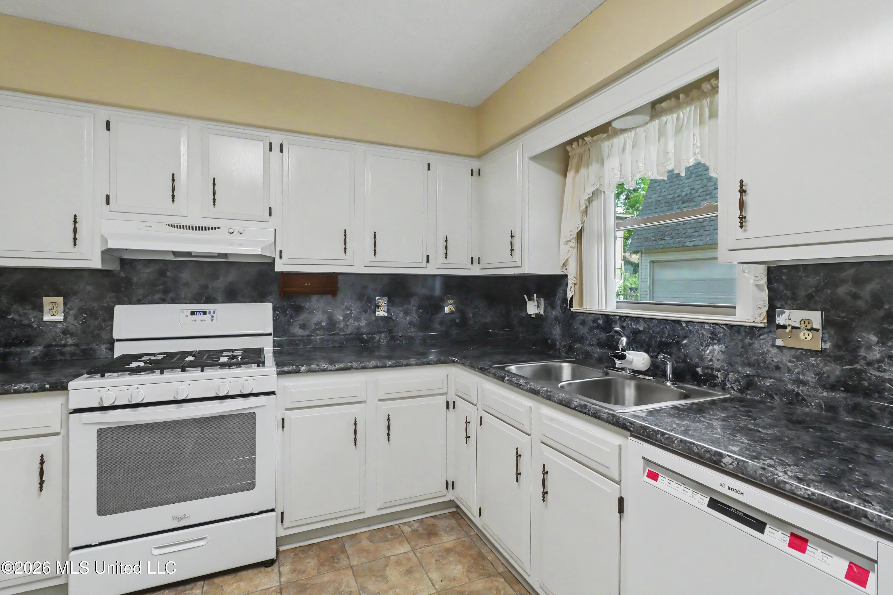 6604 Amherst Drive Property Photo 10