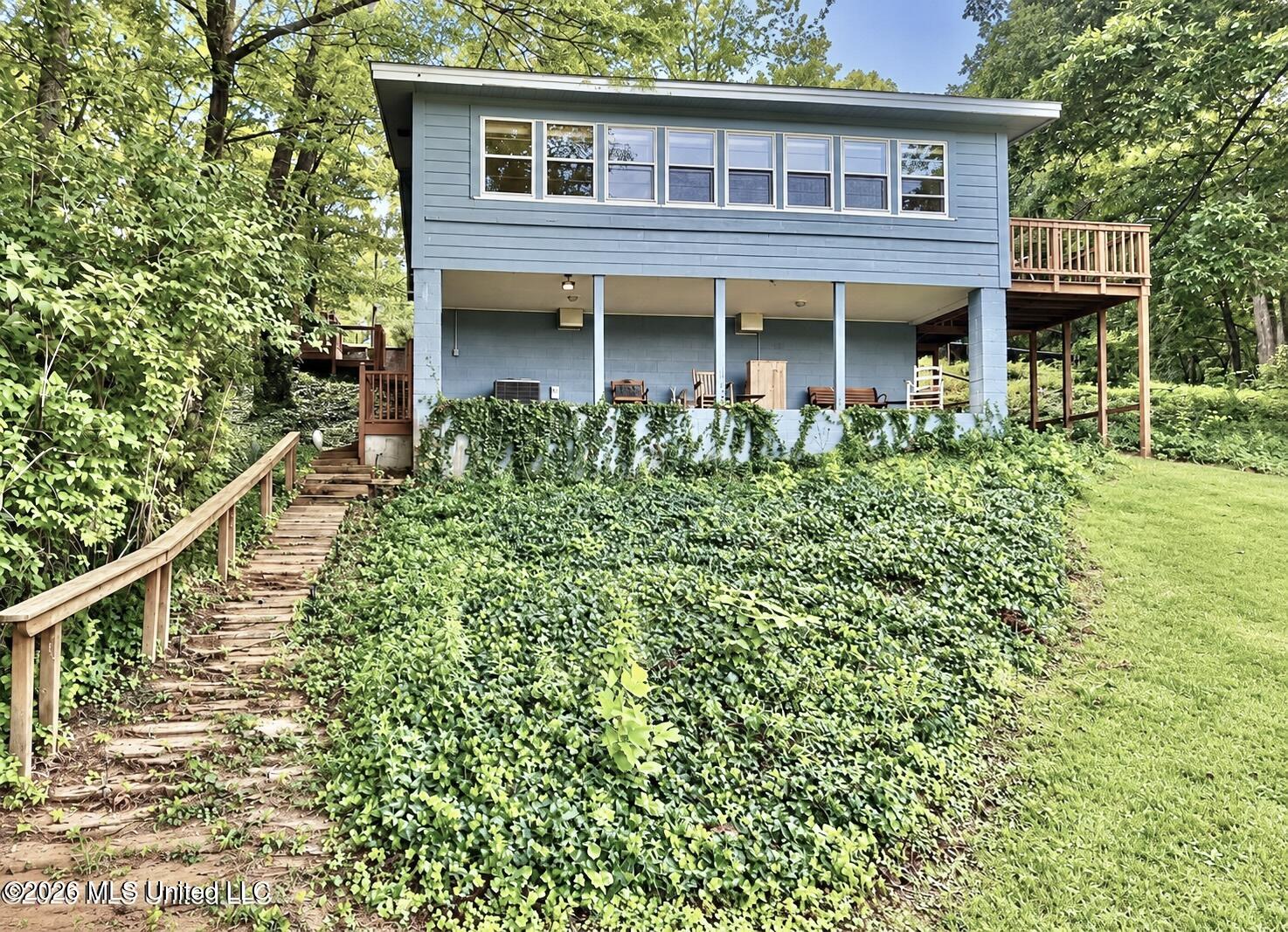318 Lake Shore Drive Property Photo 3