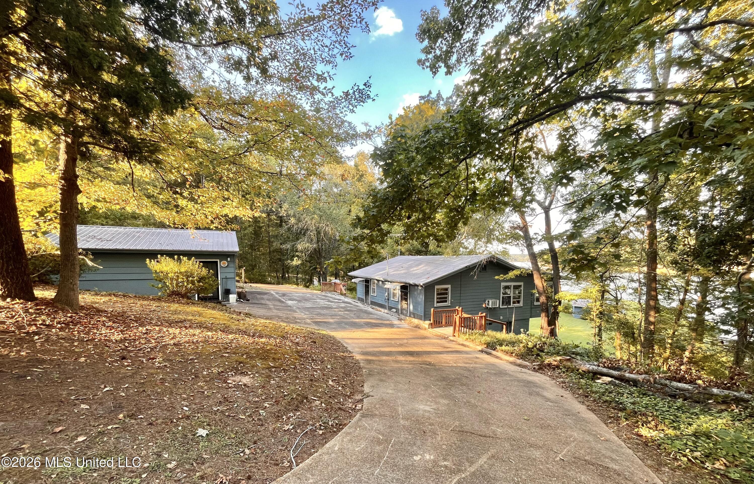 318 Lake Shore Drive Property Photo 4