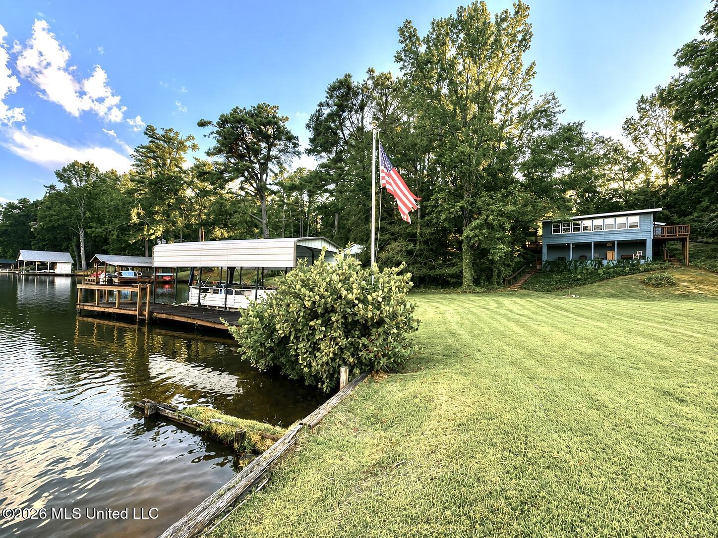 318 Lake Shore Drive Property Photo 6