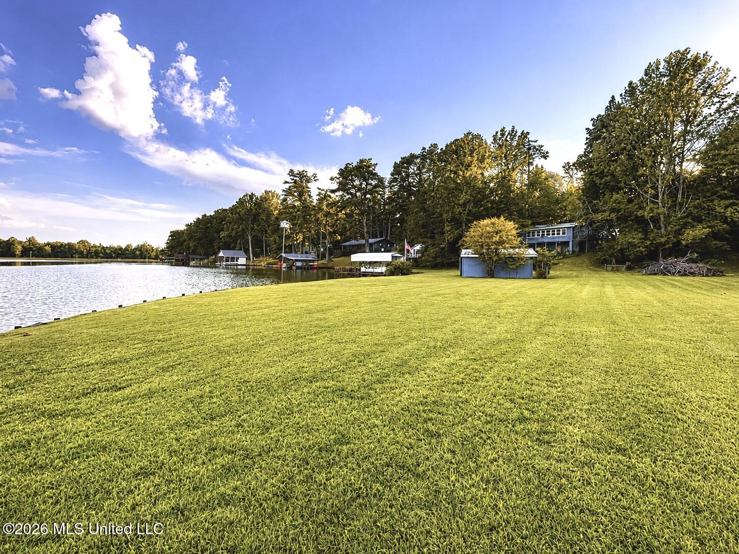 318 Lake Shore Drive Property Photo 9