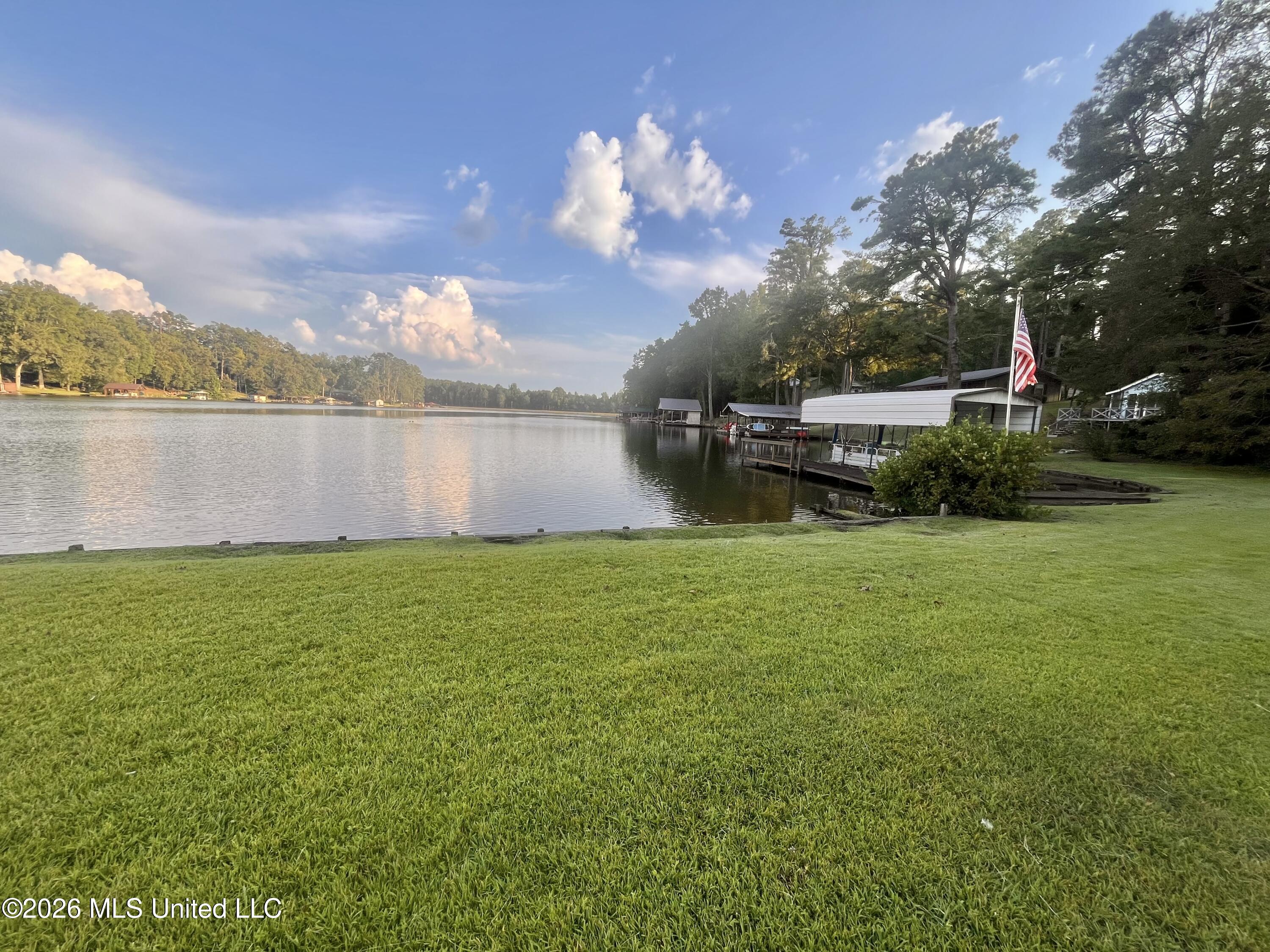 318 Lake Shore Drive Property Photo 10