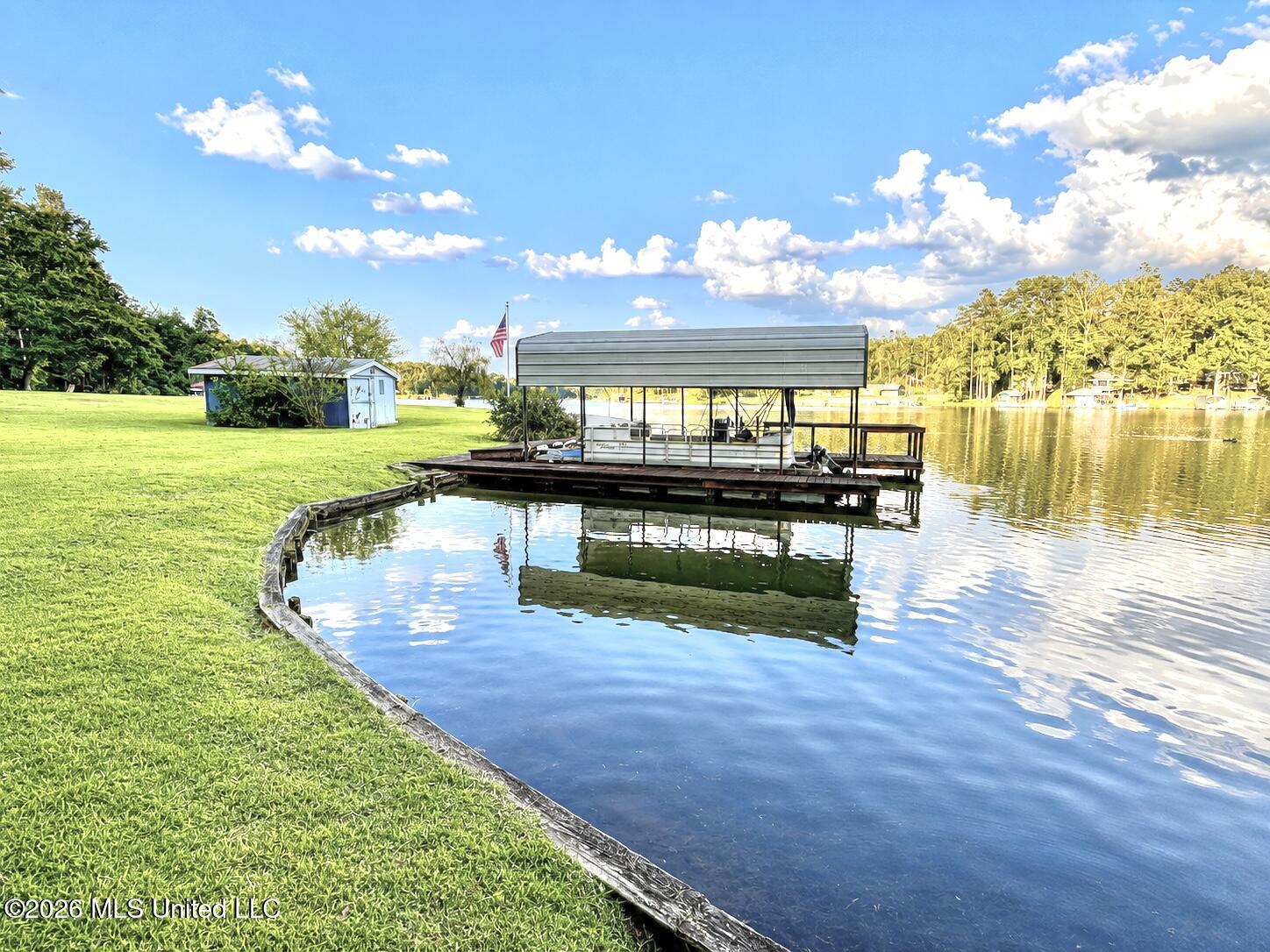 318 Lake Shore Drive Property Photo 11