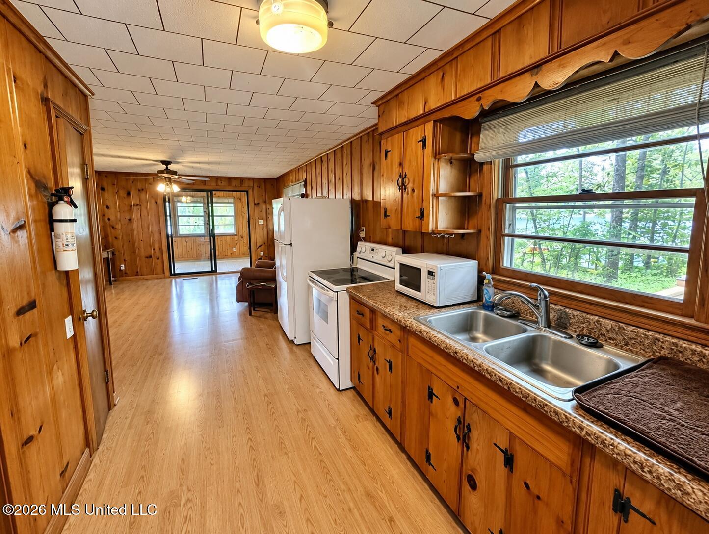 318 Lake Shore Drive Property Photo 18