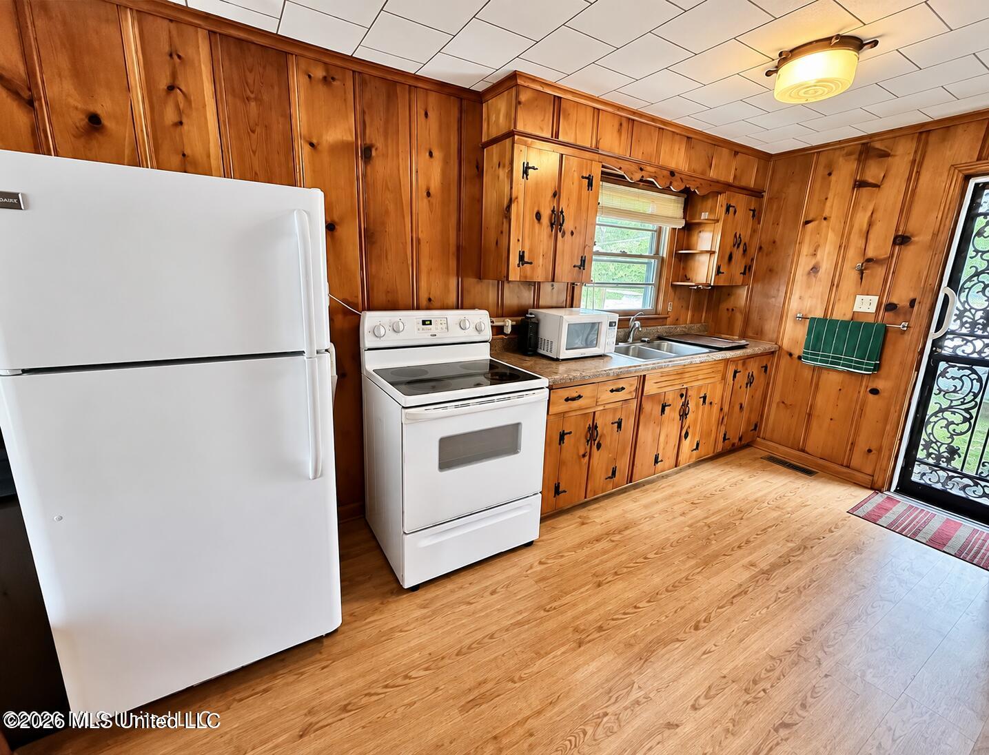 318 Lake Shore Drive Property Photo 19