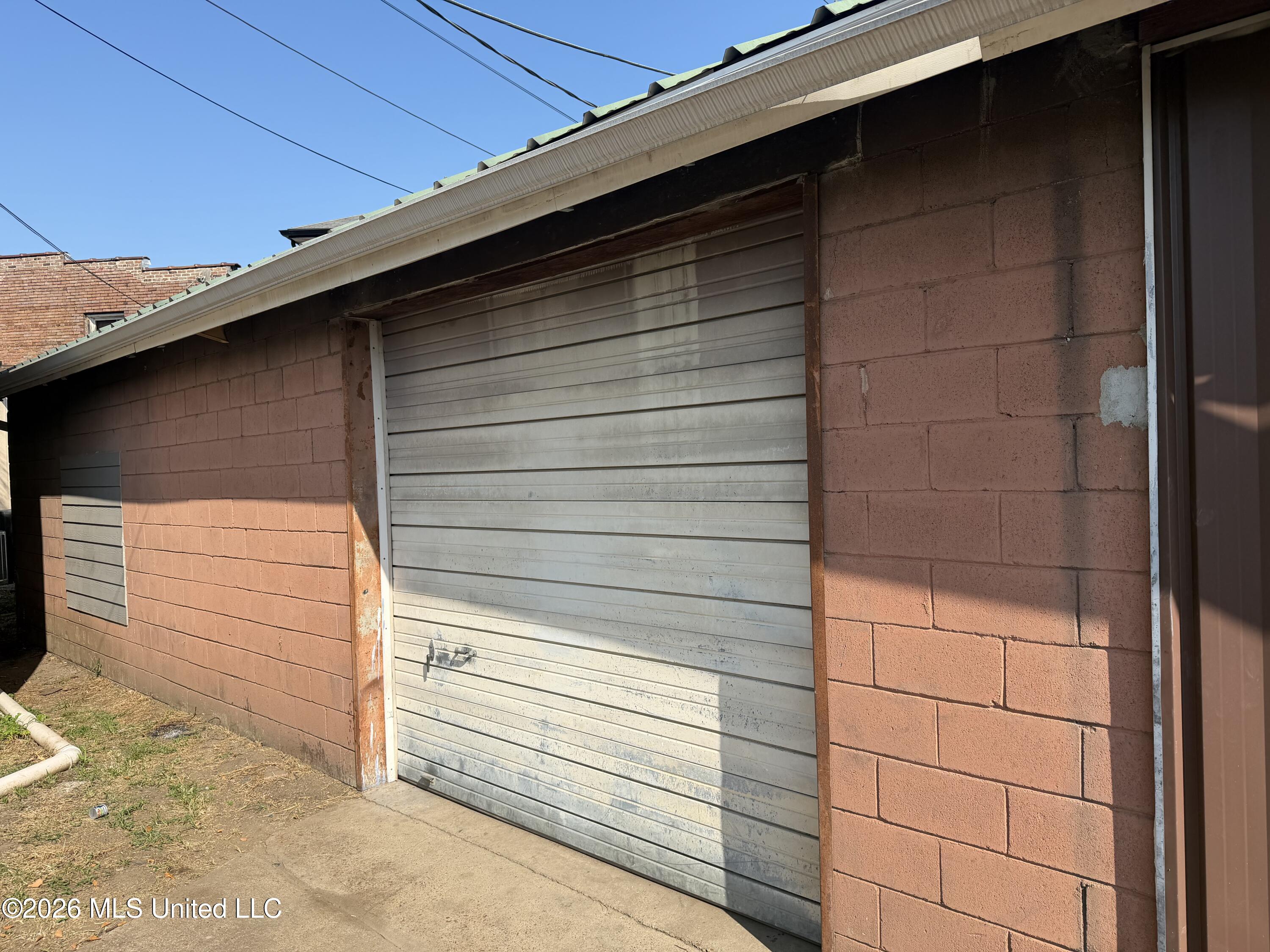 9176 Goodman Road Property Photo 2