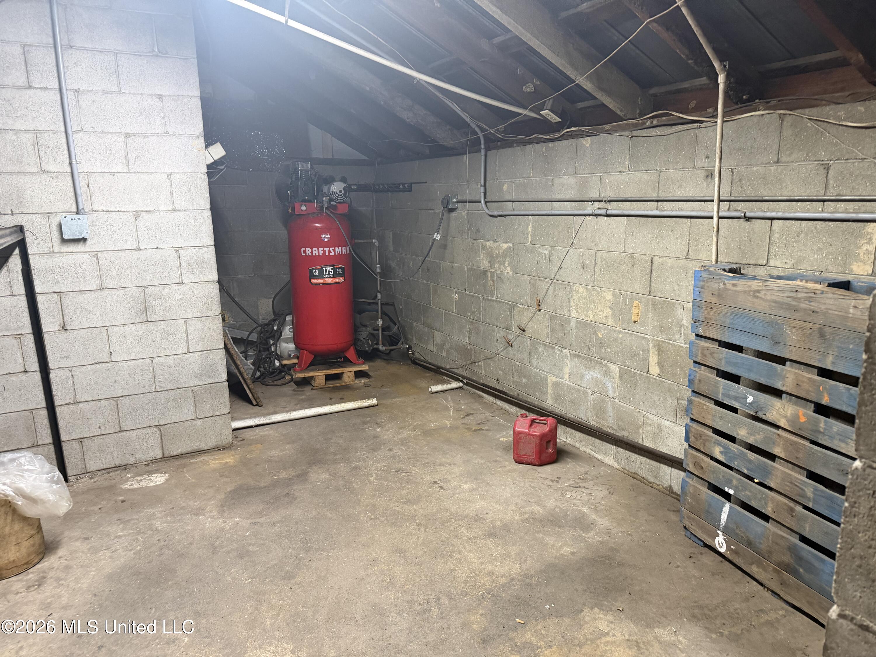 9176 Goodman Road Property Photo 3