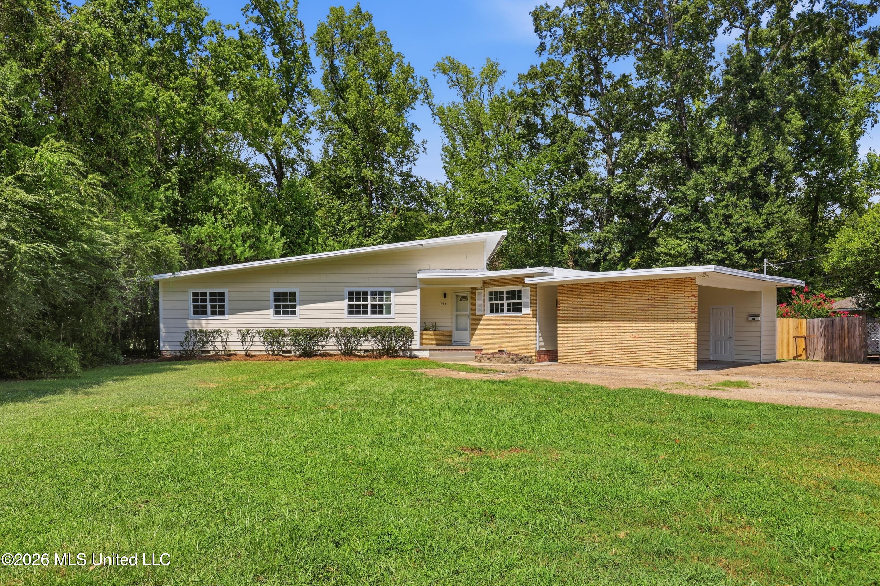 728 Colonial Circle Property Photo 1