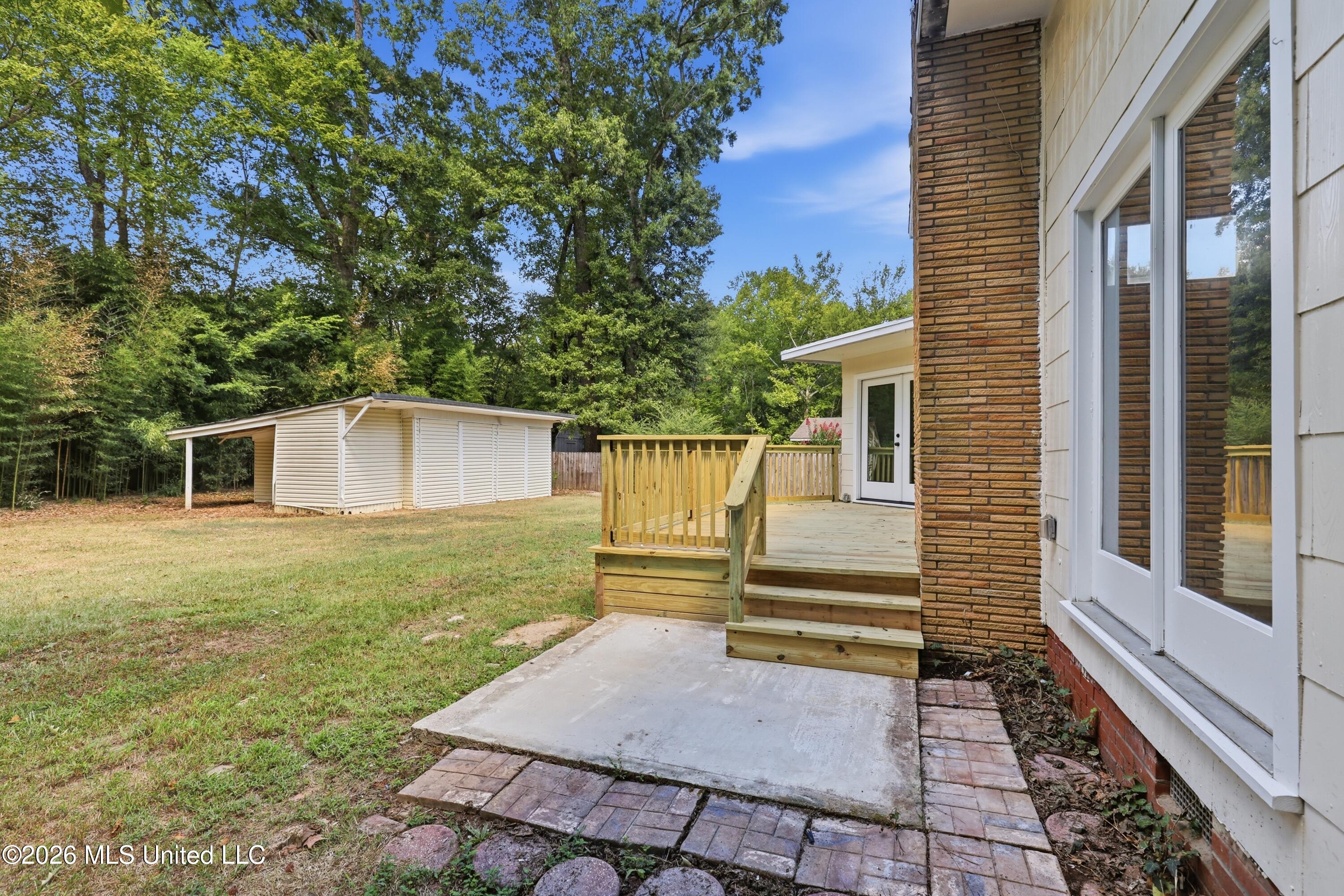 728 Colonial Circle Property Photo 3