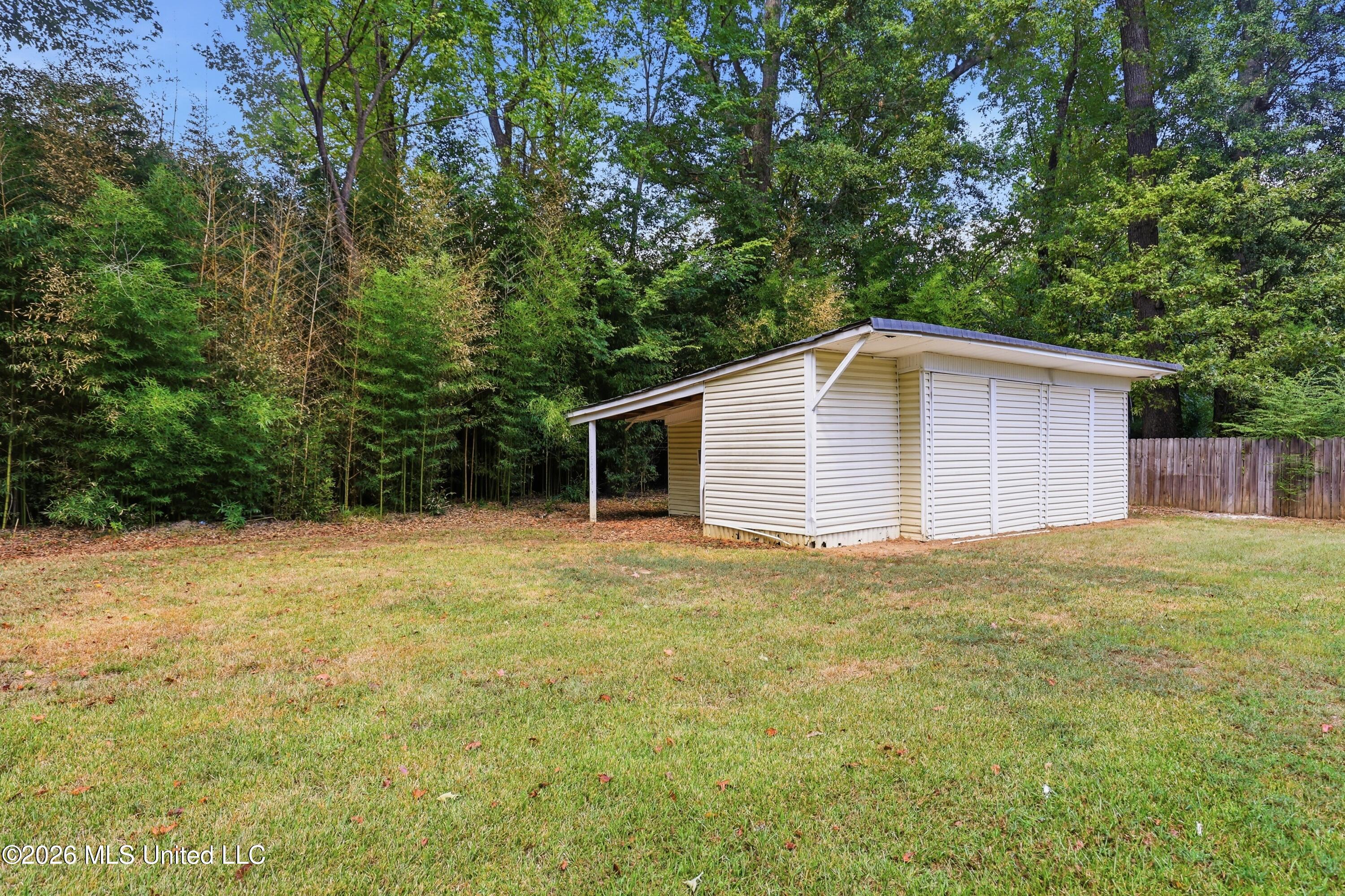 728 Colonial Circle Property Photo 4