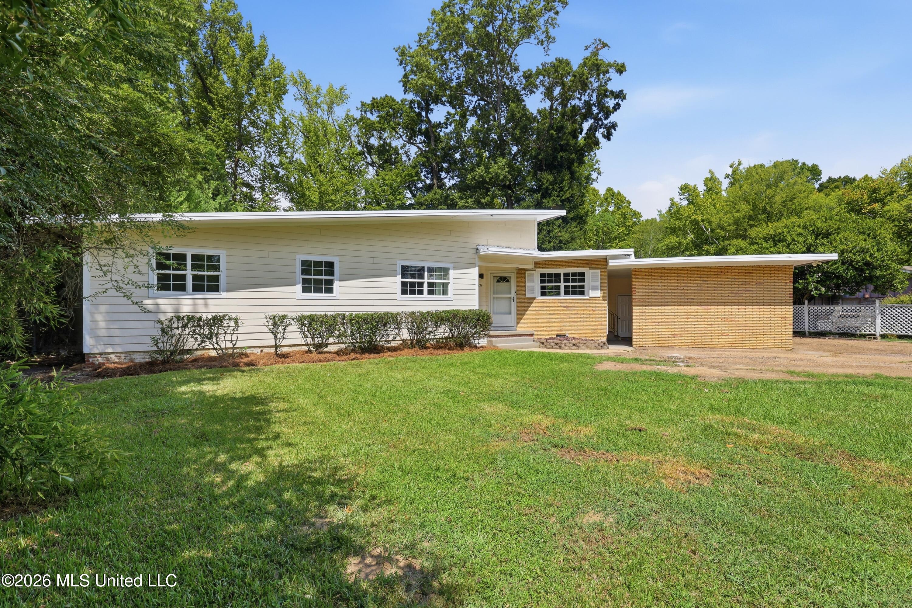 728 Colonial Circle Property Photo 5