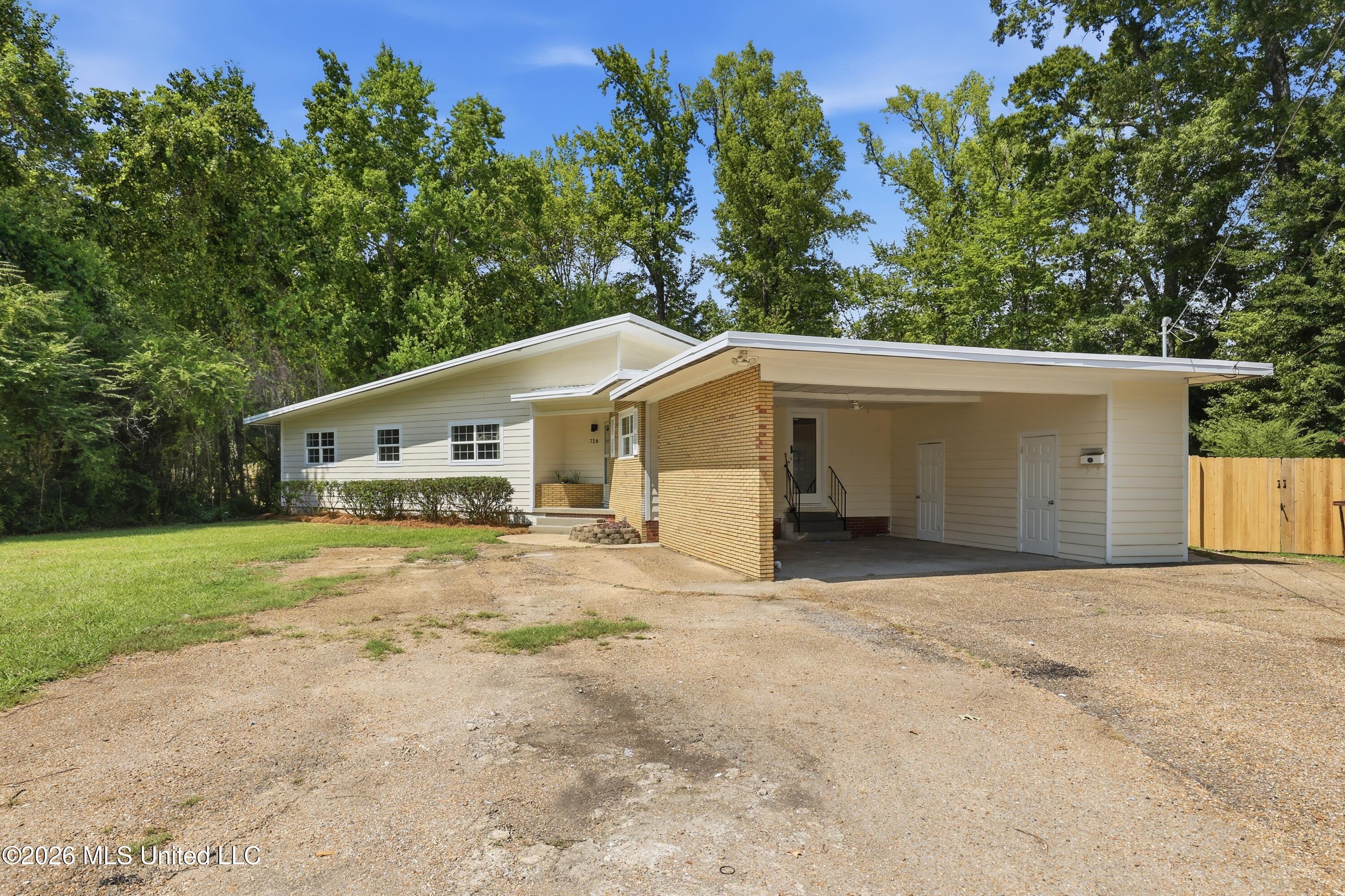 728 Colonial Circle Property Photo 6