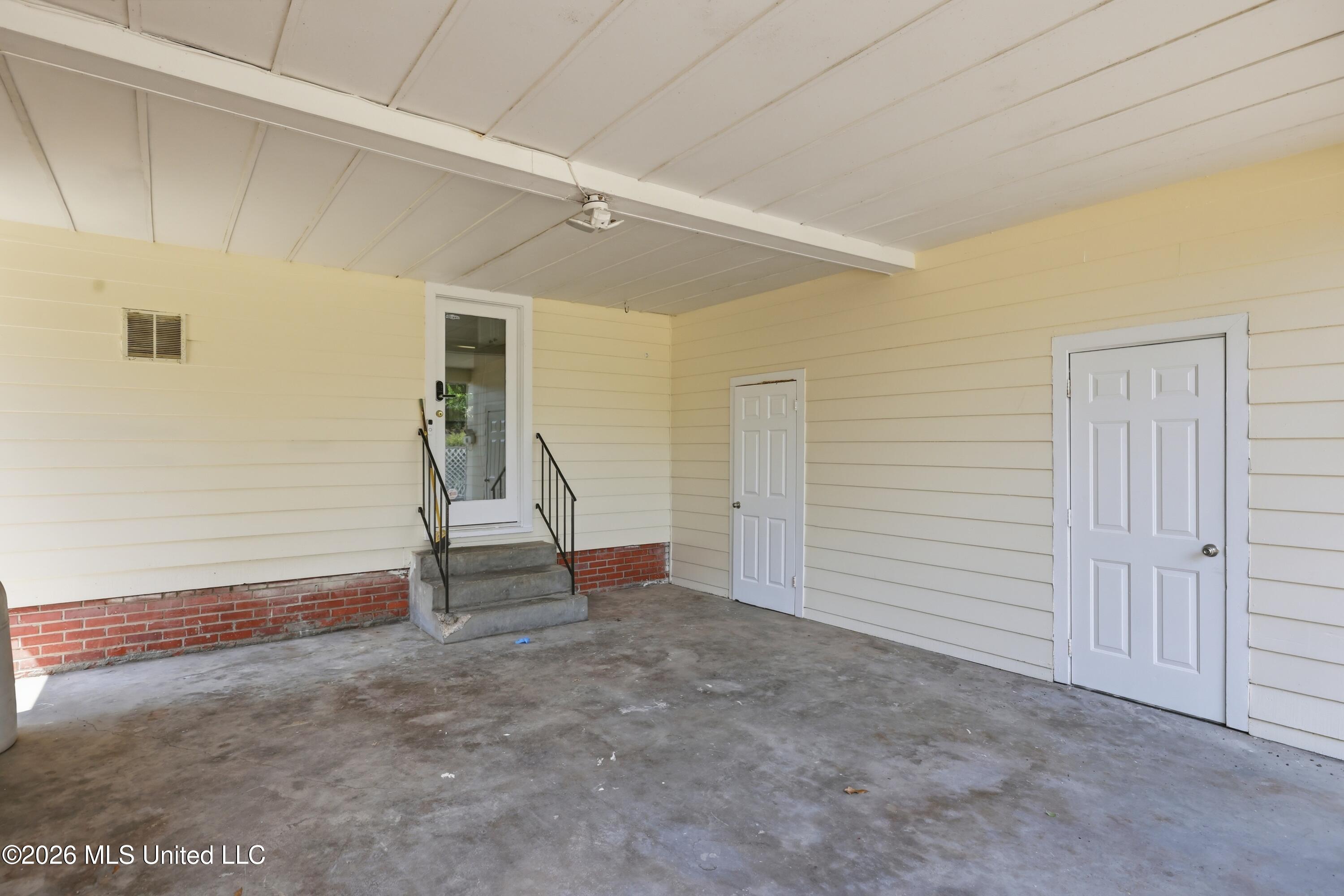 728 Colonial Circle Property Photo 7