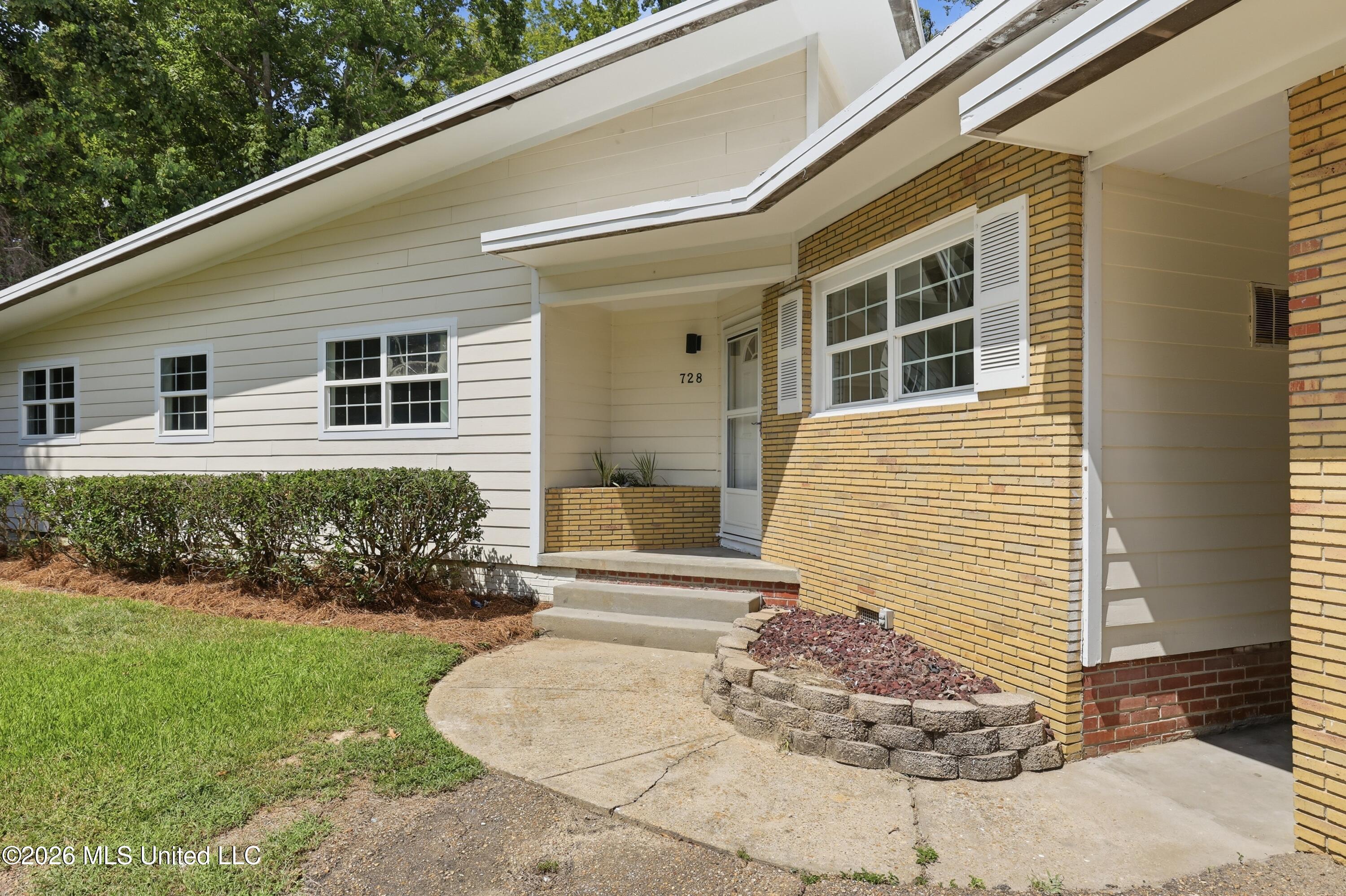 728 Colonial Circle Property Photo 8