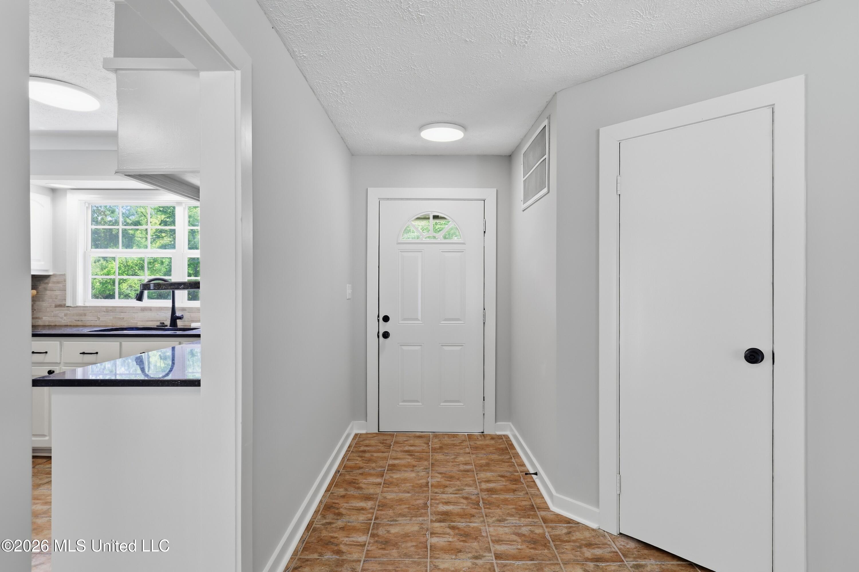 728 Colonial Circle Property Photo 10