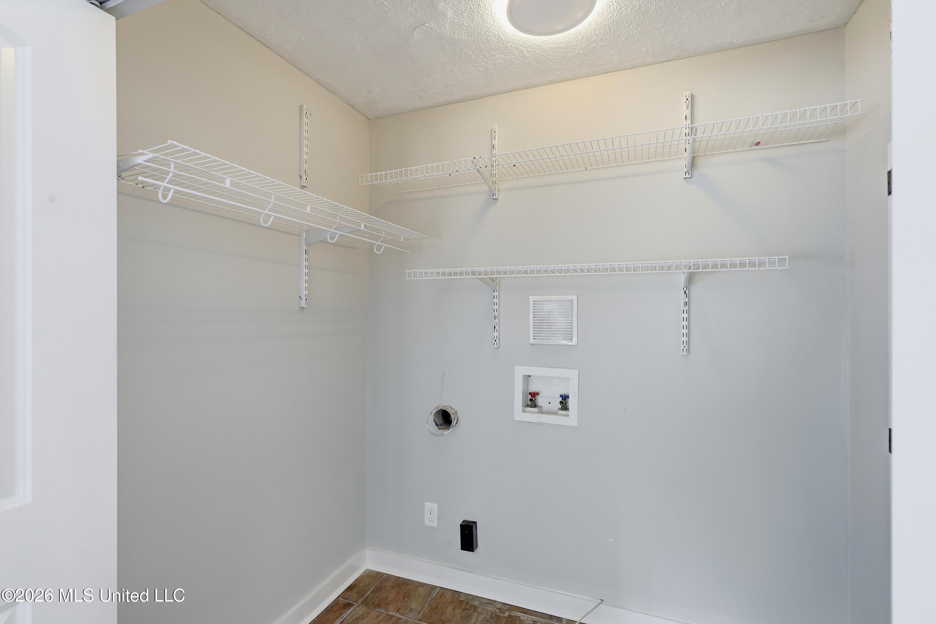 728 Colonial Circle Property Photo 23