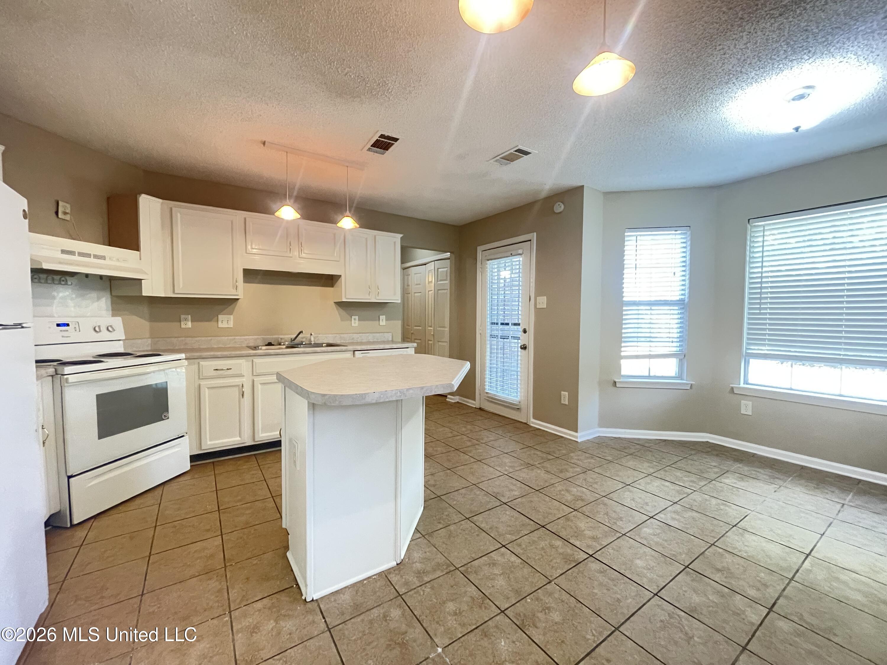 7472 Creekside Drive Property Photo 3