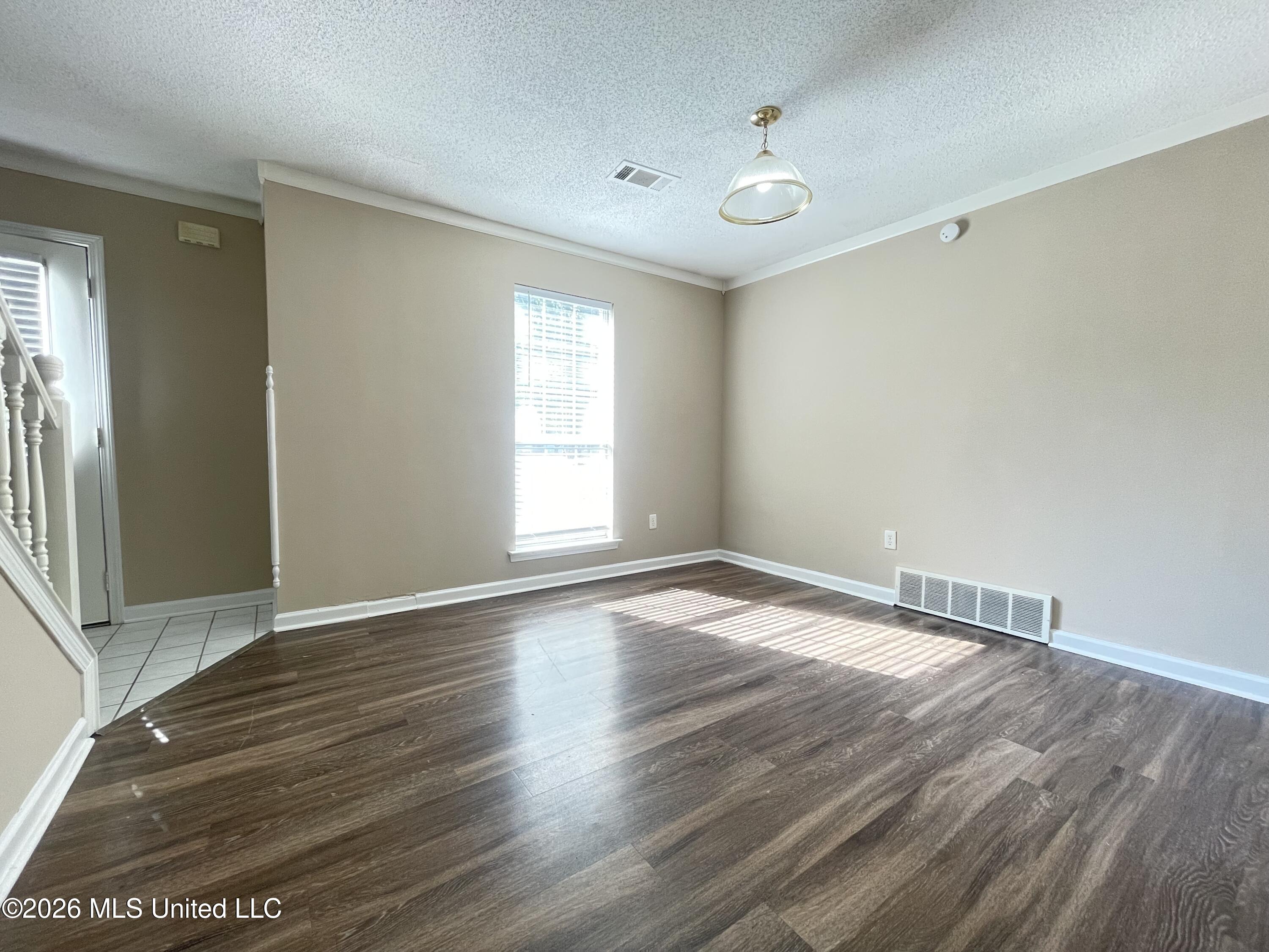 7472 Creekside Drive Property Photo 4