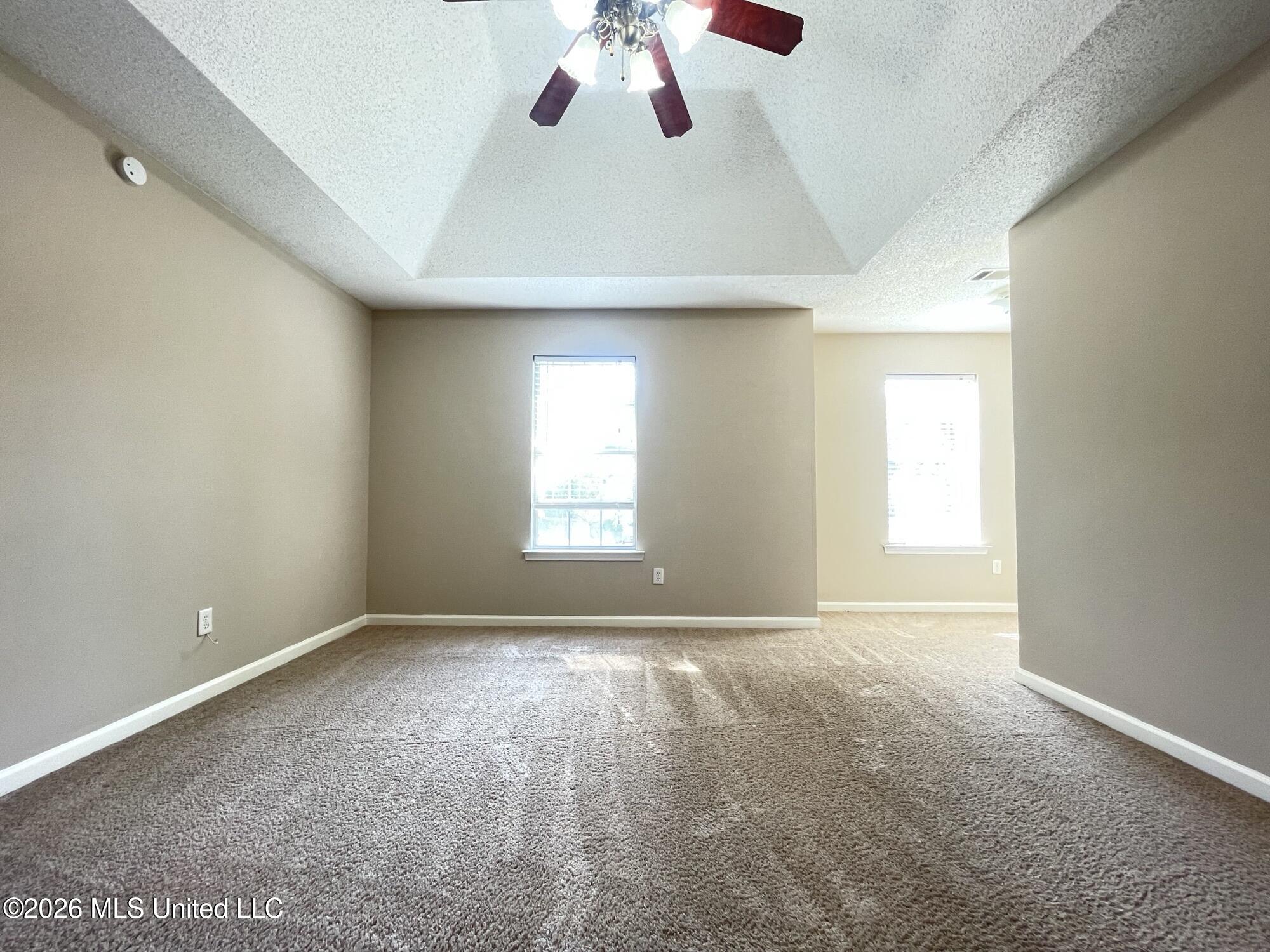 7472 Creekside Drive Property Photo 5