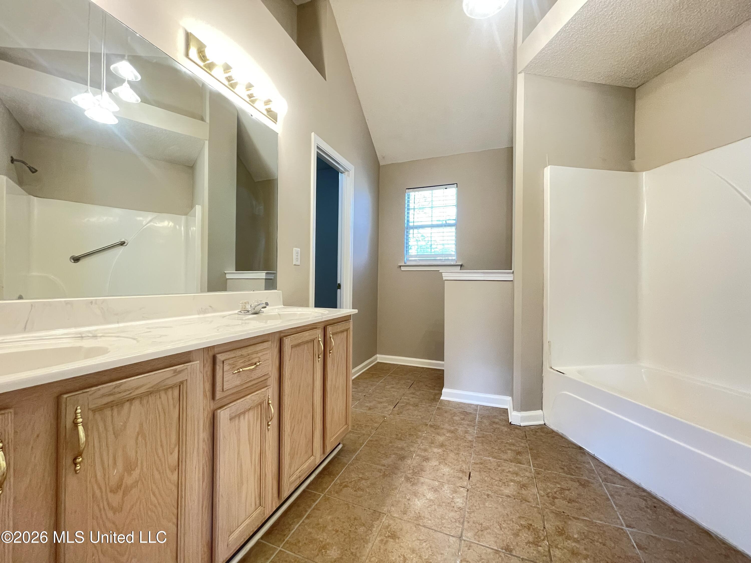 7472 Creekside Drive Property Photo 6