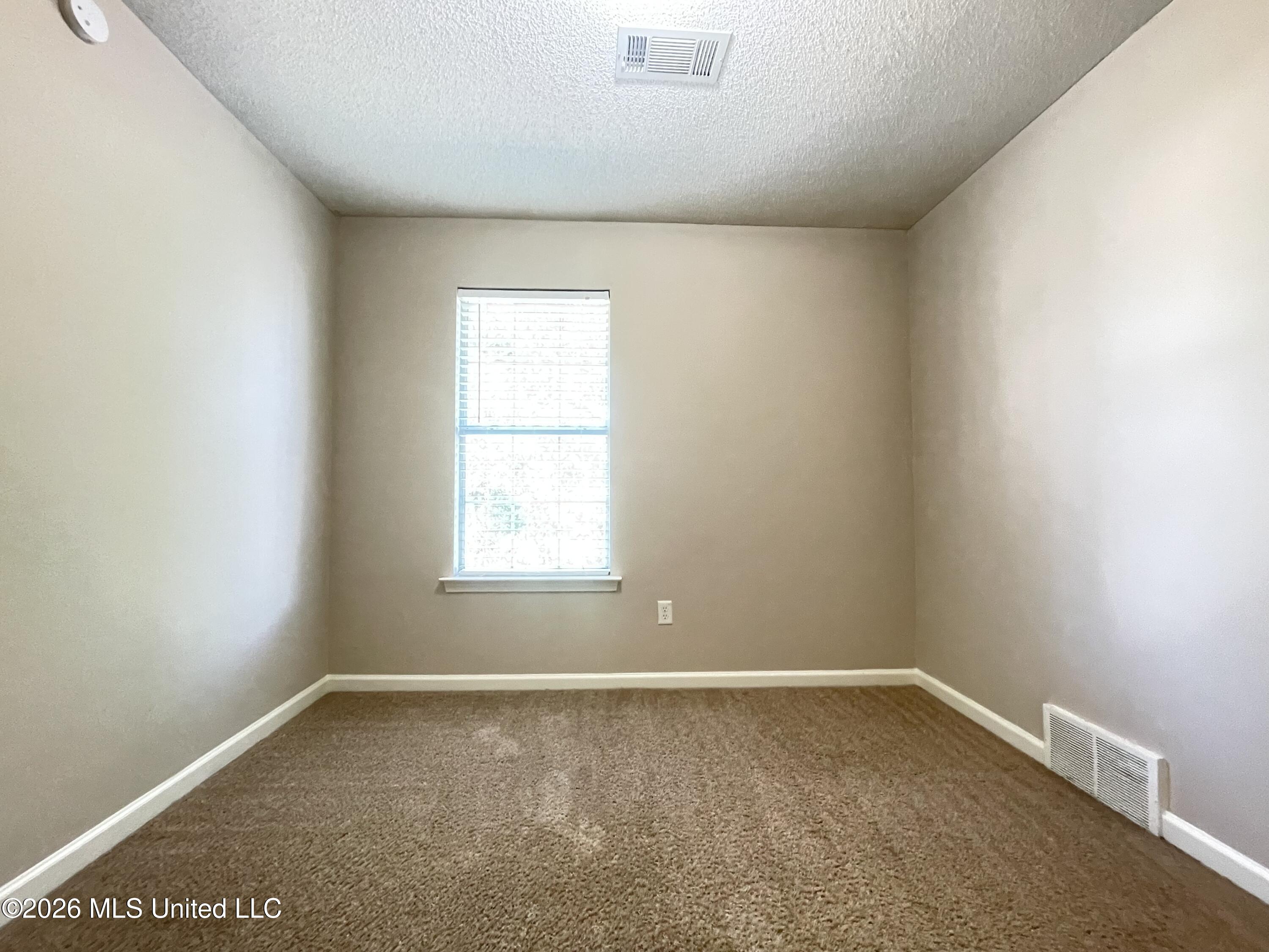 7472 Creekside Drive Property Photo 9