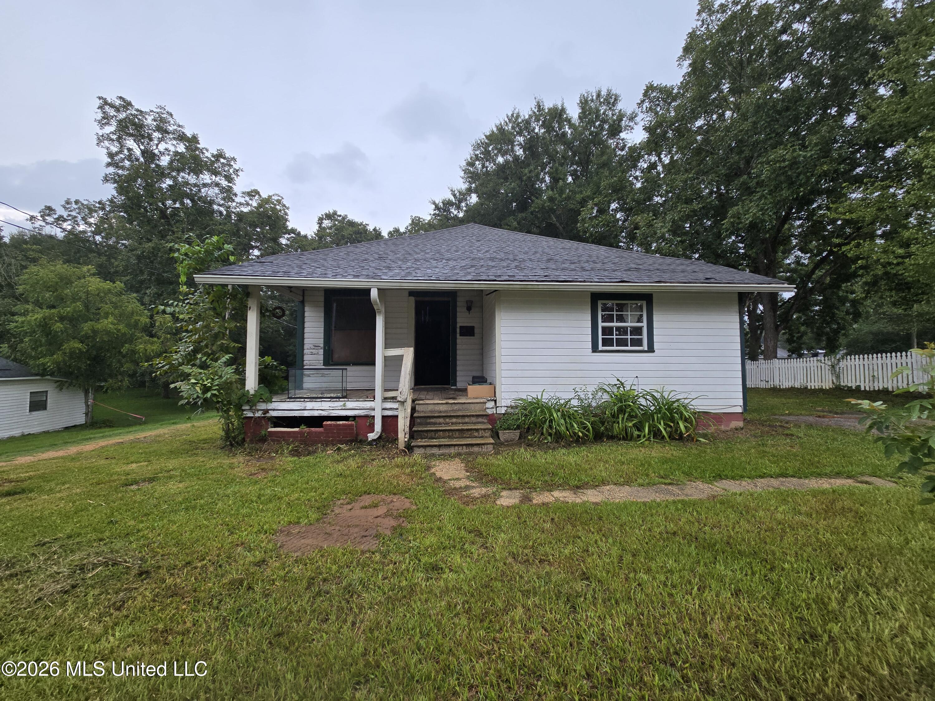 523 E College Avenue Property Photo 1