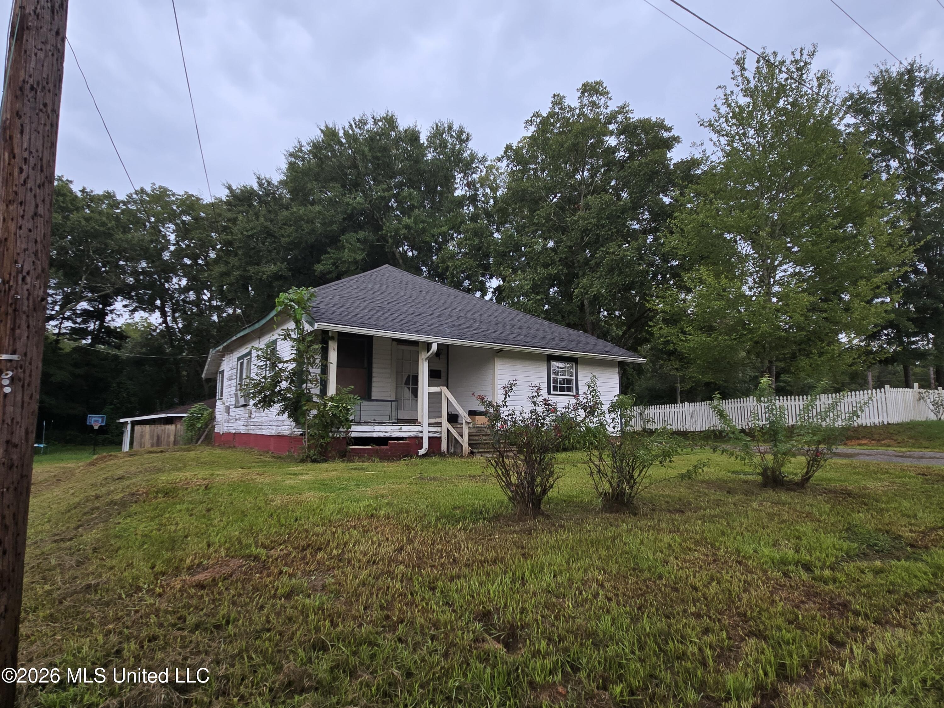 523 E College Avenue Property Photo 2