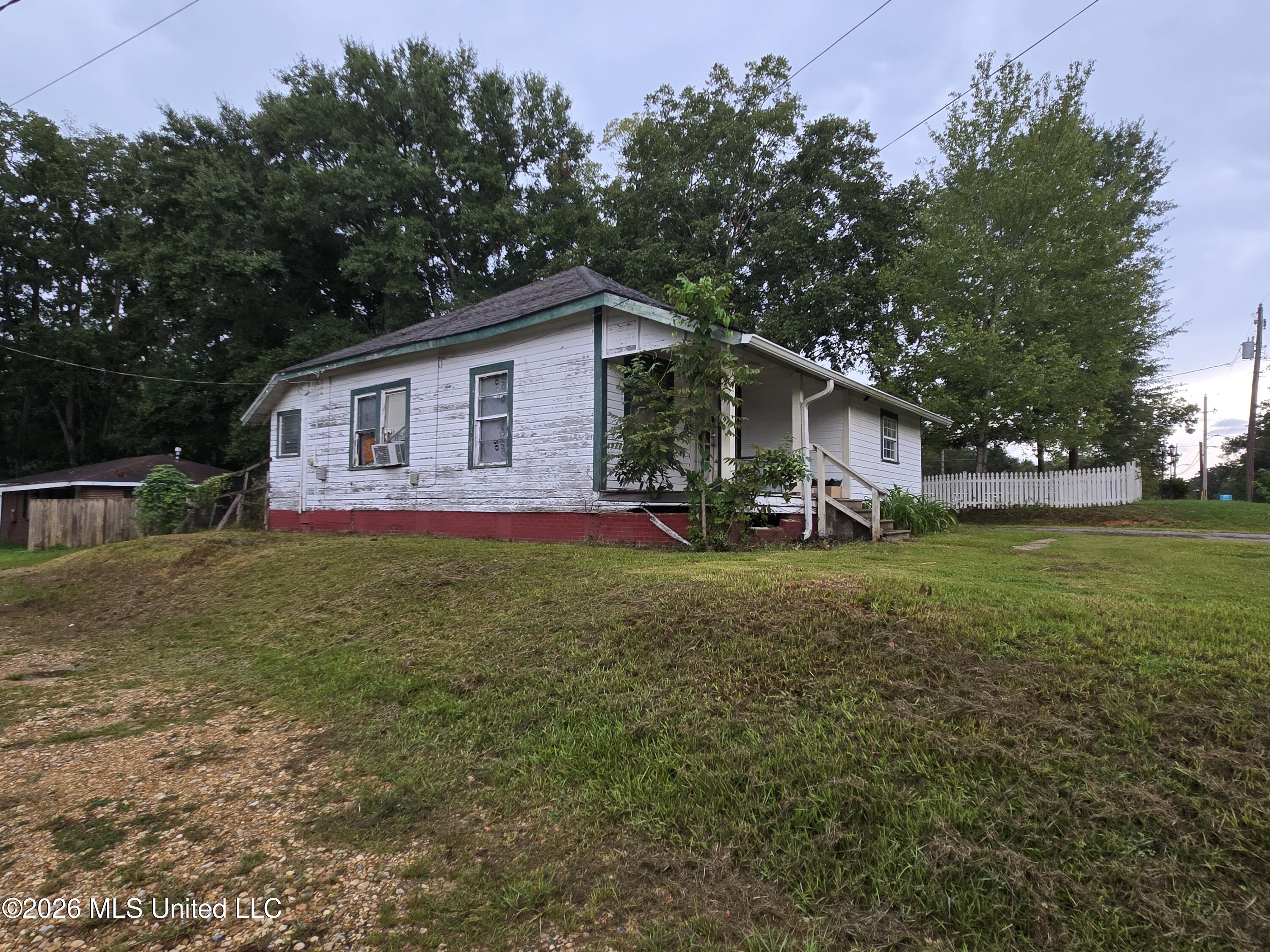 523 E College Avenue Property Photo 3