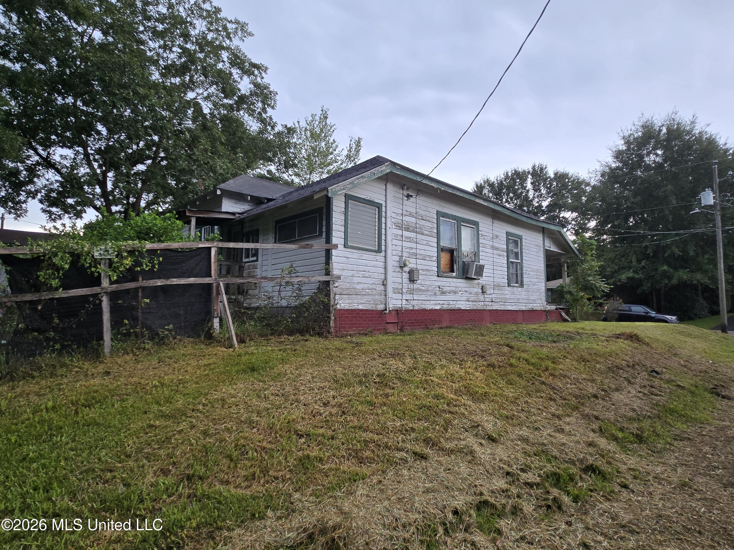 523 E College Avenue Property Photo 5