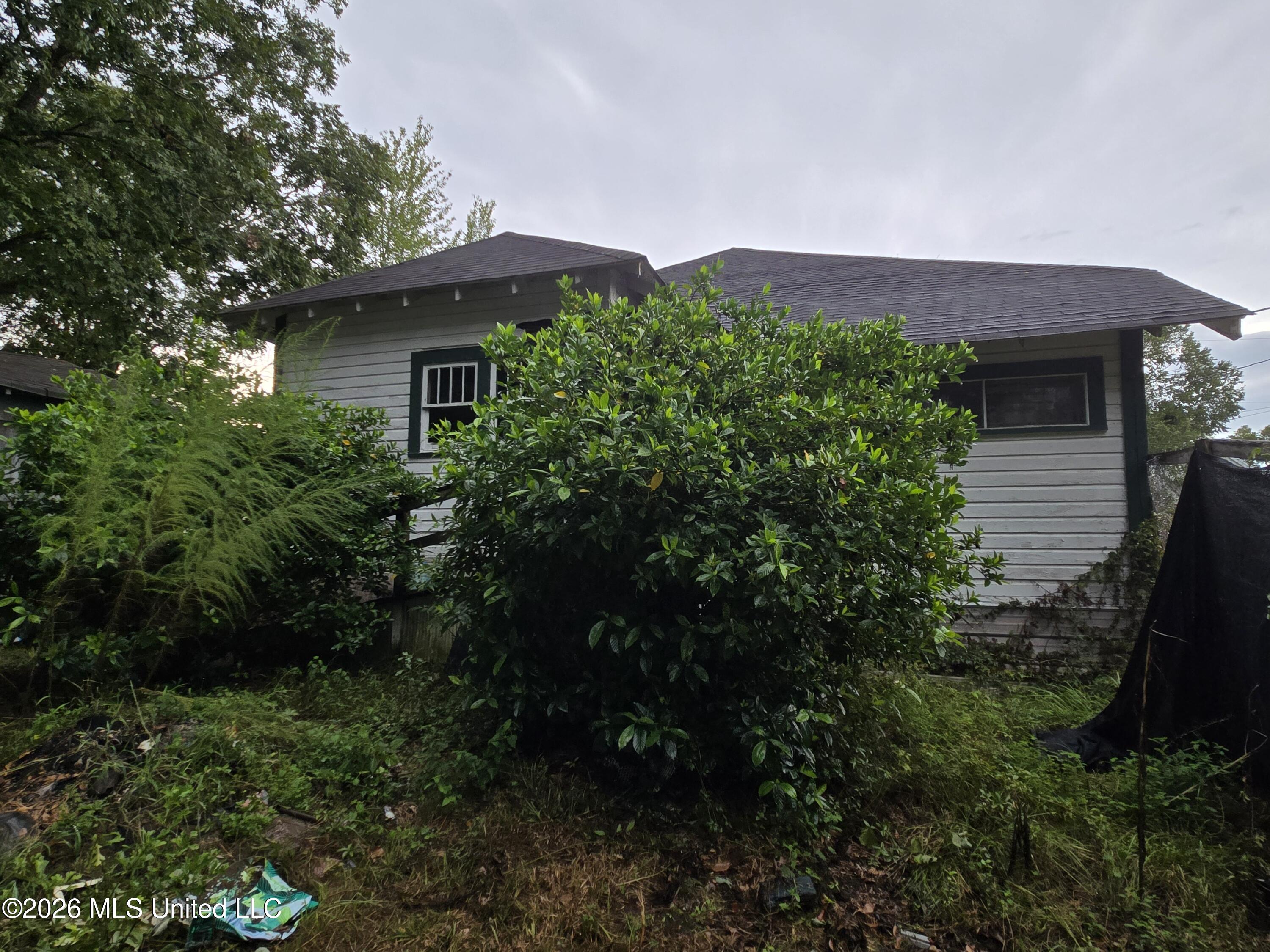 523 E College Avenue Property Photo 6