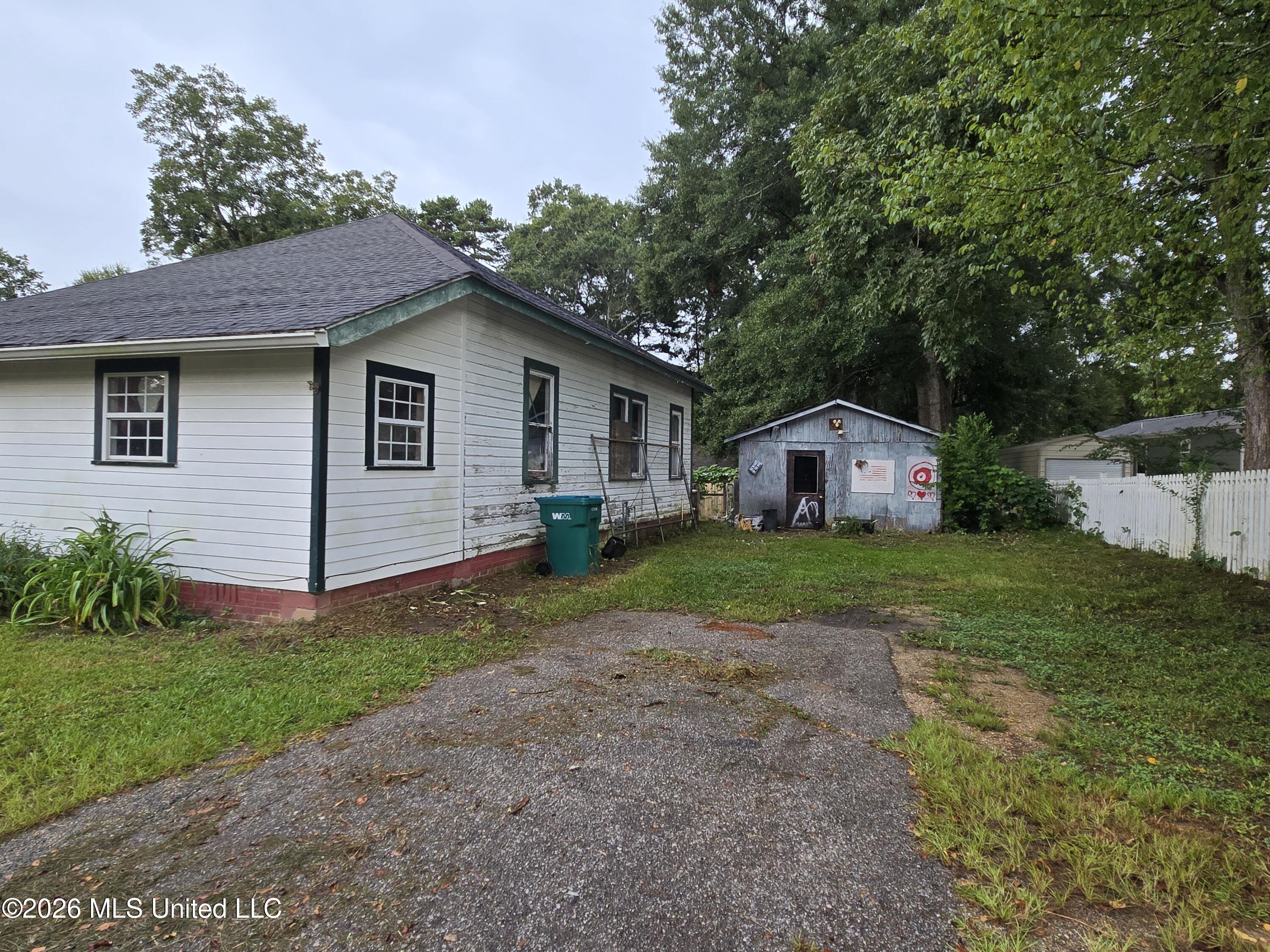 523 E College Avenue Property Photo 8