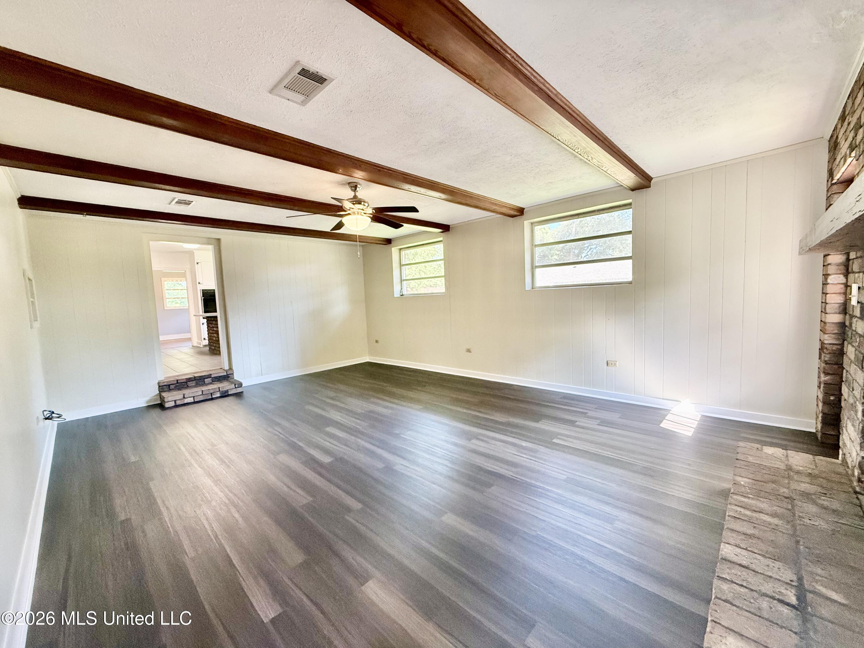 207 N Bennett Street Property Photo 6