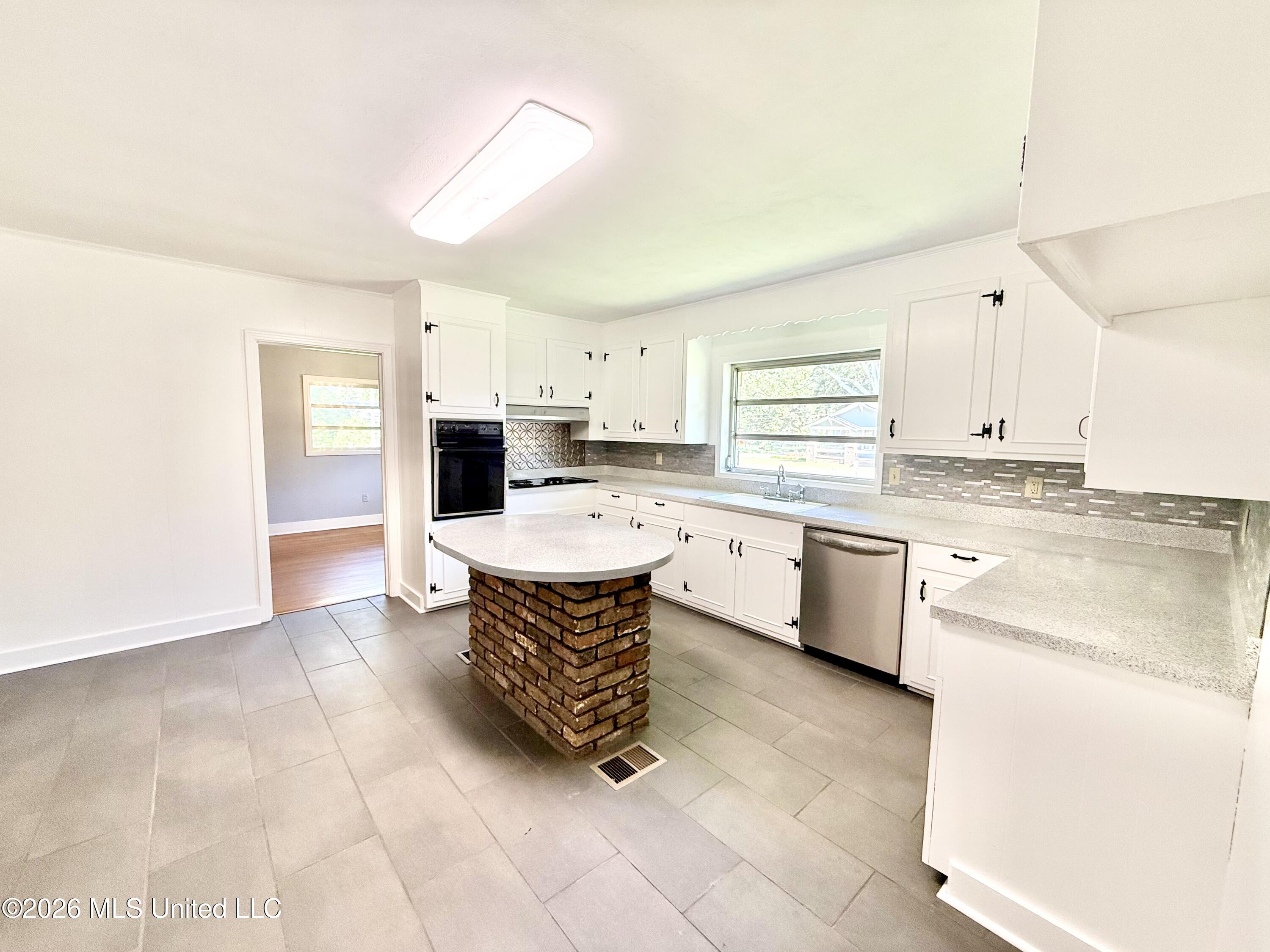 207 N Bennett Street Property Photo 9