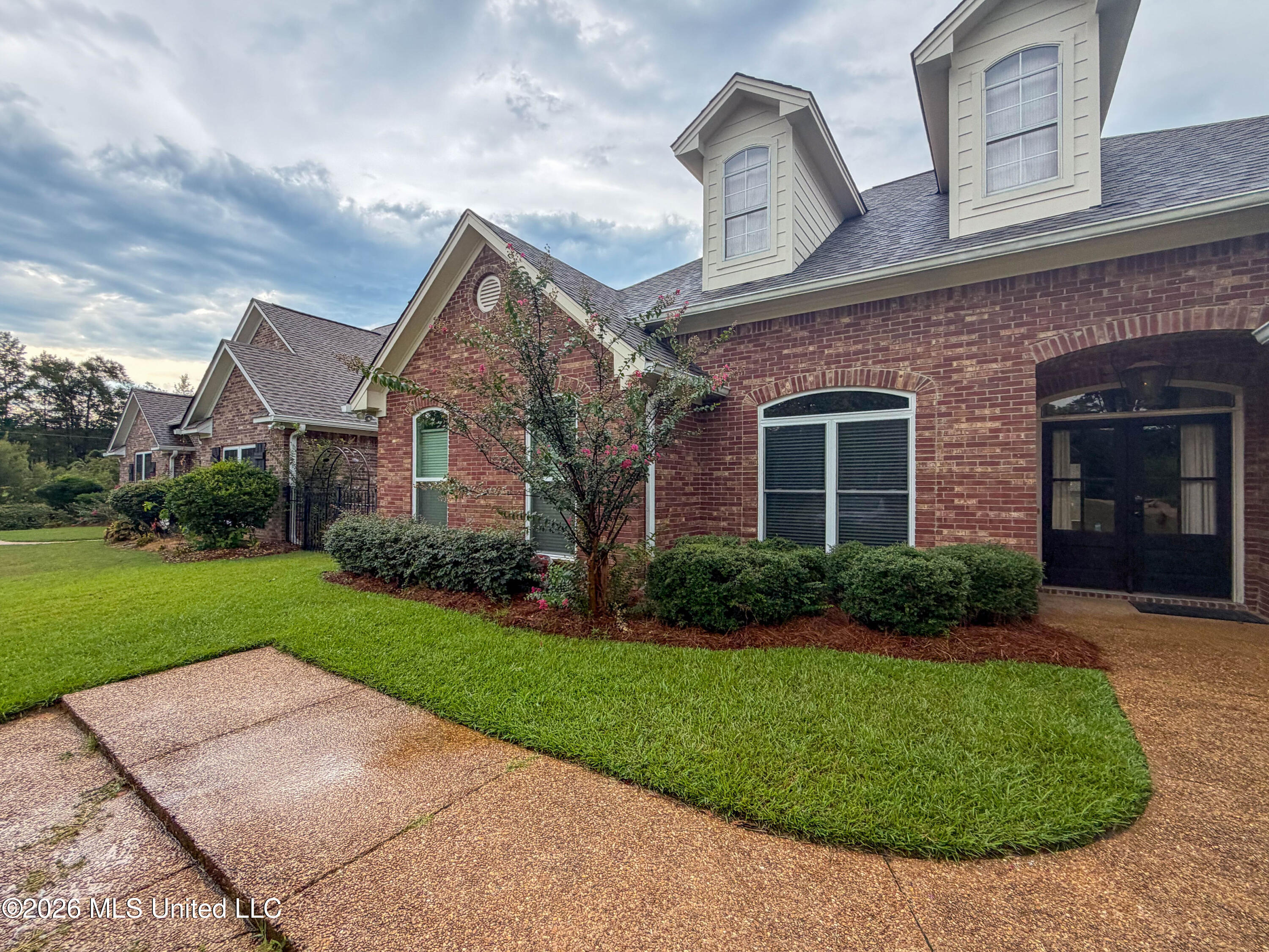137 Vineyard Boulevard Property Photo 2