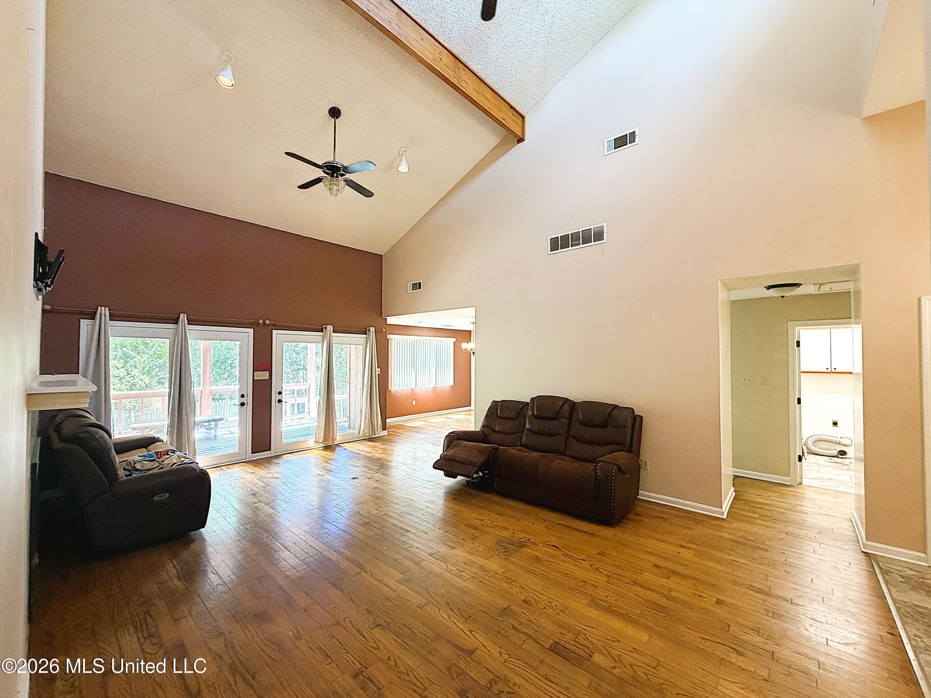 827 Tall Pine Cove Property Photo 5