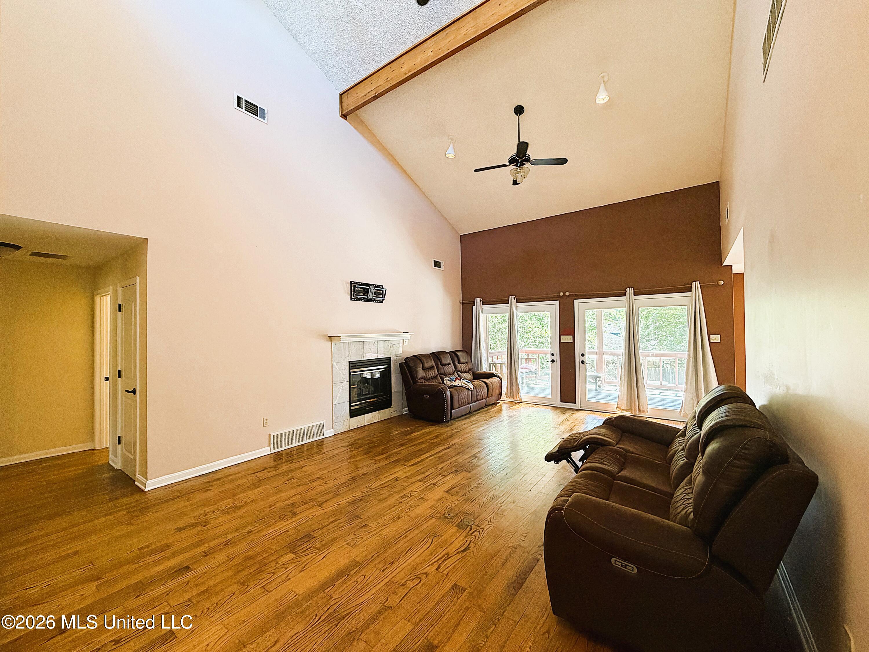 827 Tall Pine Cove Property Photo 6