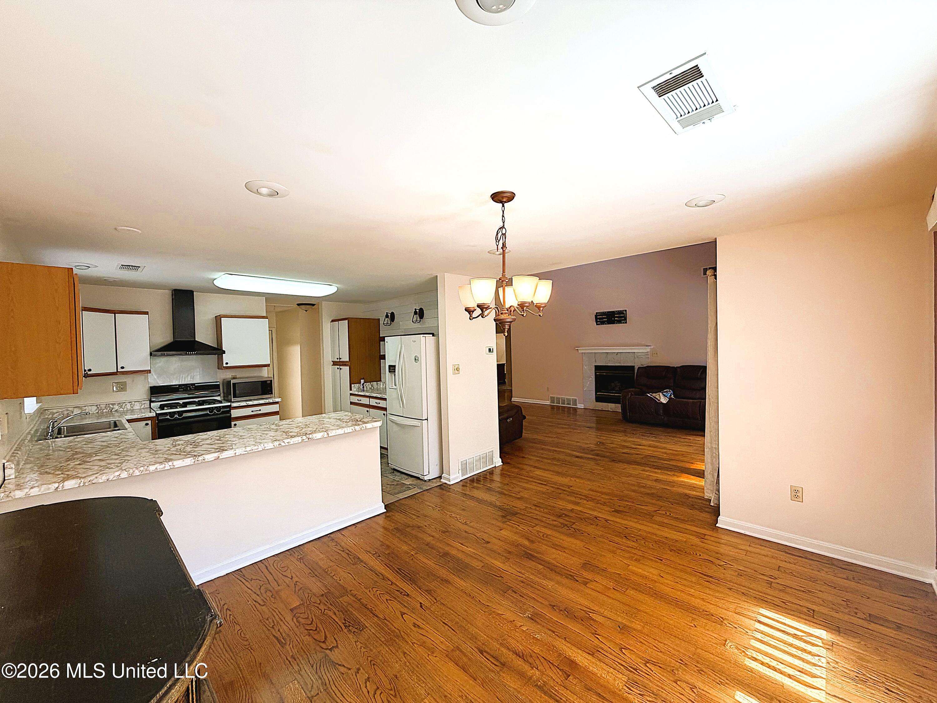 827 Tall Pine Cove Property Photo 8