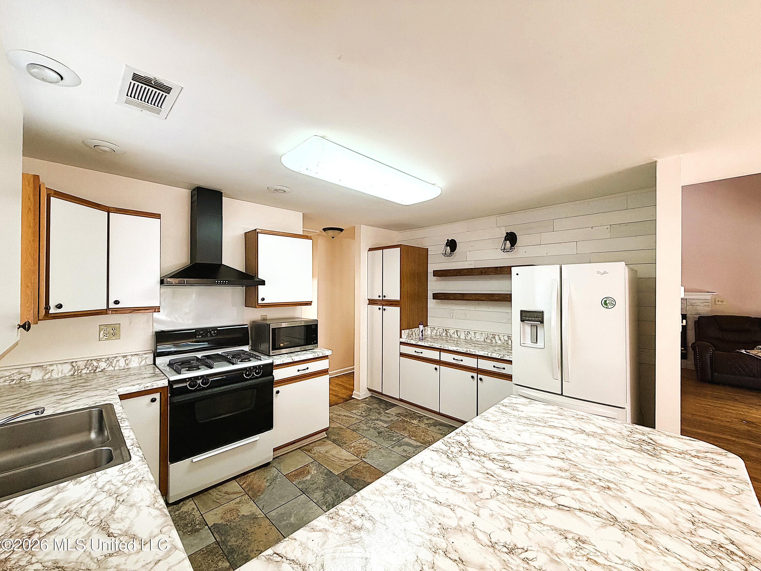 827 Tall Pine Cove Property Photo 9