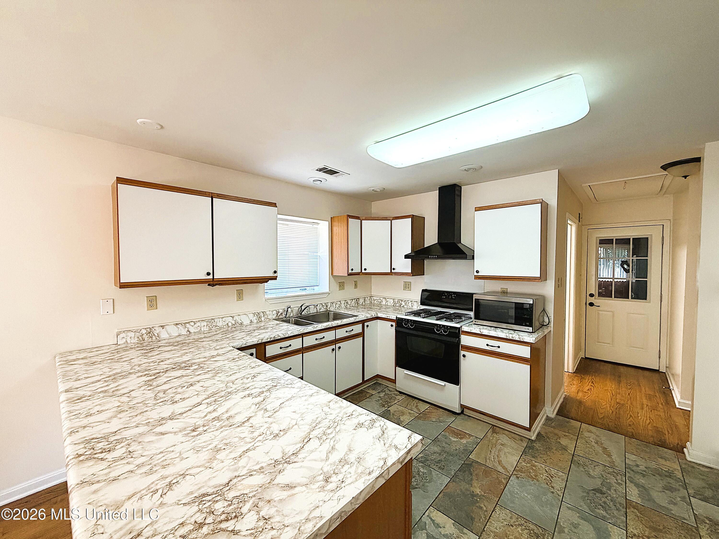 827 Tall Pine Cove Property Photo 10