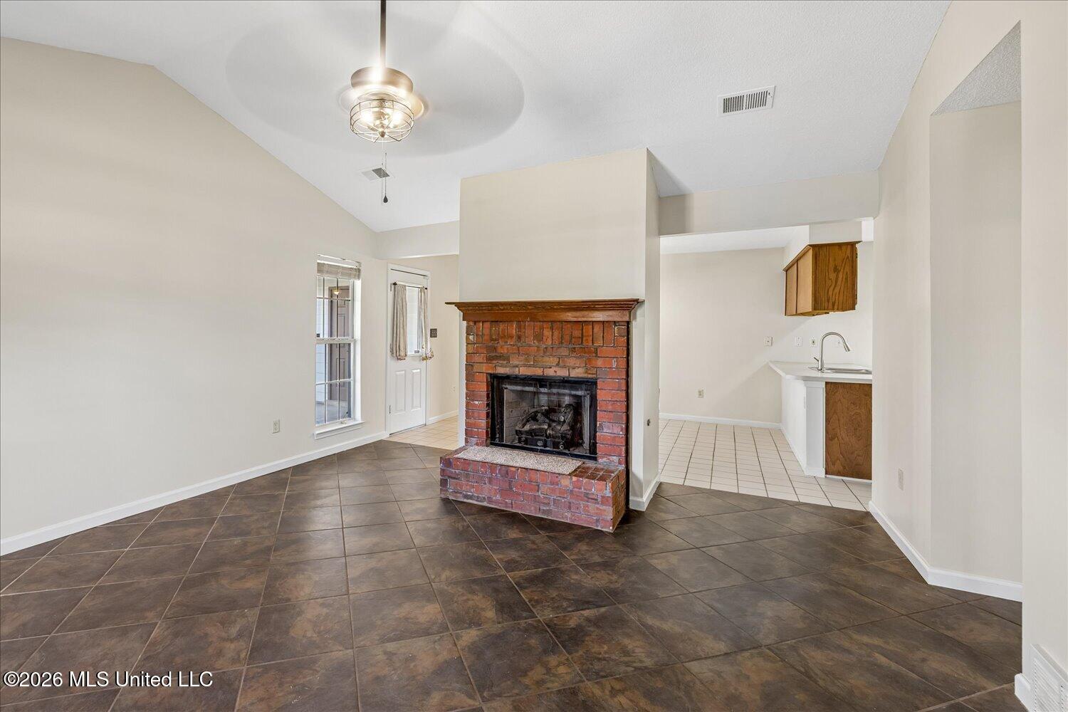 10475 Oak Leaf Drive Property Photo 6